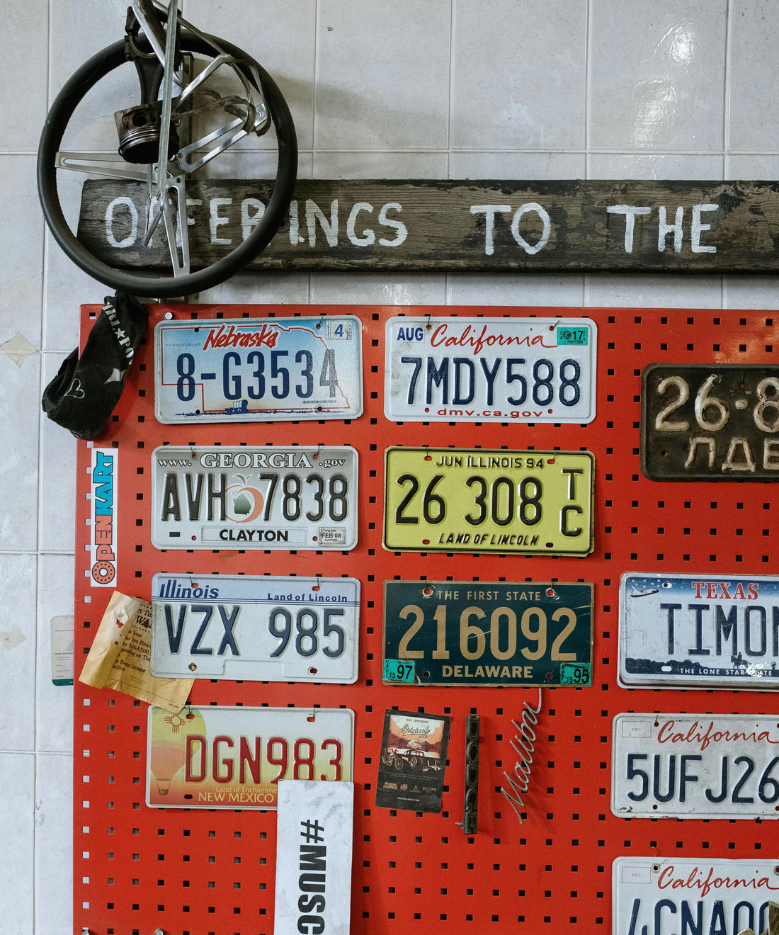 Comment reconnaître une vraie plaque émaillée vintage sans se tromper