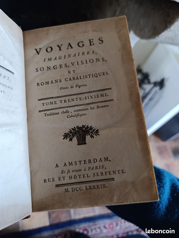 Exceptionnelle collection ancienne de 36 volumes sur 40 de l’œuvre monumentale "Voyages imaginaires, songes, visions et romans cabalistiques", publiés entre 1787 et 1789 à Amsterdam; Paris, Hôtel Serpente.