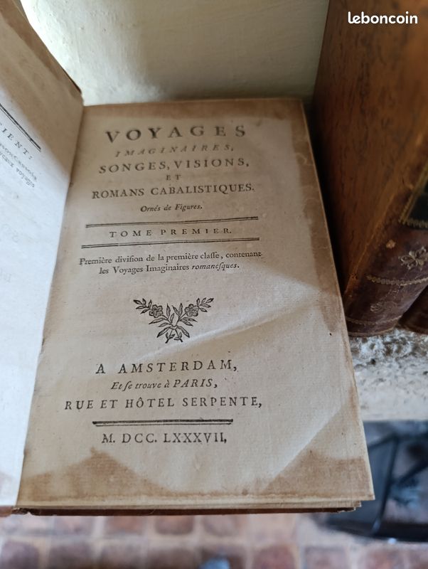 Exceptionnelle collection ancienne de 36 volumes sur 40 de l’œuvre monumentale "Voyages imaginaires, songes, visions et romans cabalistiques", publiés entre 1787 et 1789 à Amsterdam; Paris, Hôtel Serpente.
