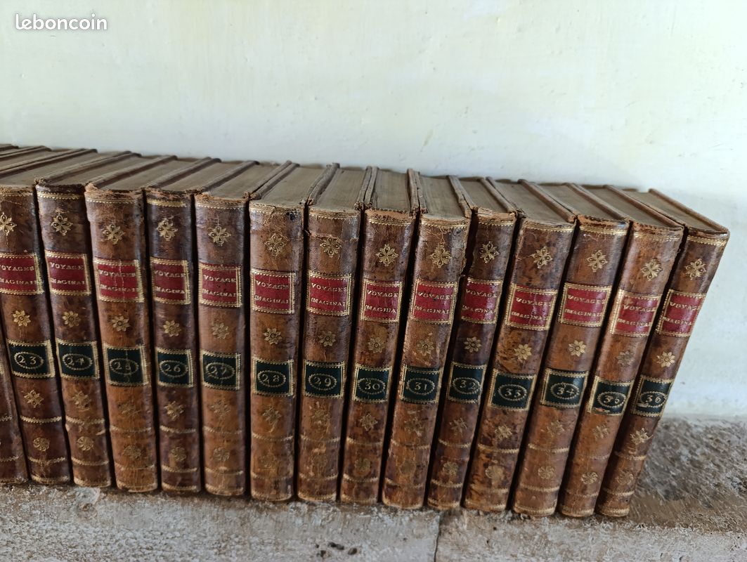 Exceptionnelle collection ancienne de 36 volumes sur 40 de l’œuvre monumentale "Voyages imaginaires, songes, visions et romans cabalistiques", publiés entre 1787 et 1789 à Amsterdam; Paris, Hôtel Serpente.