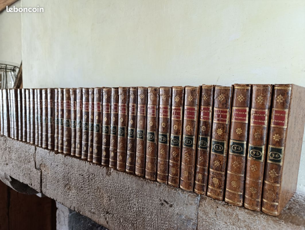 Exceptionnelle collection ancienne de 36 volumes sur 40 de l’œuvre monumentale "Voyages imaginaires, songes, visions et romans cabalistiques", publiés entre 1787 et 1789 à Amsterdam; Paris, Hôtel Serpente.
