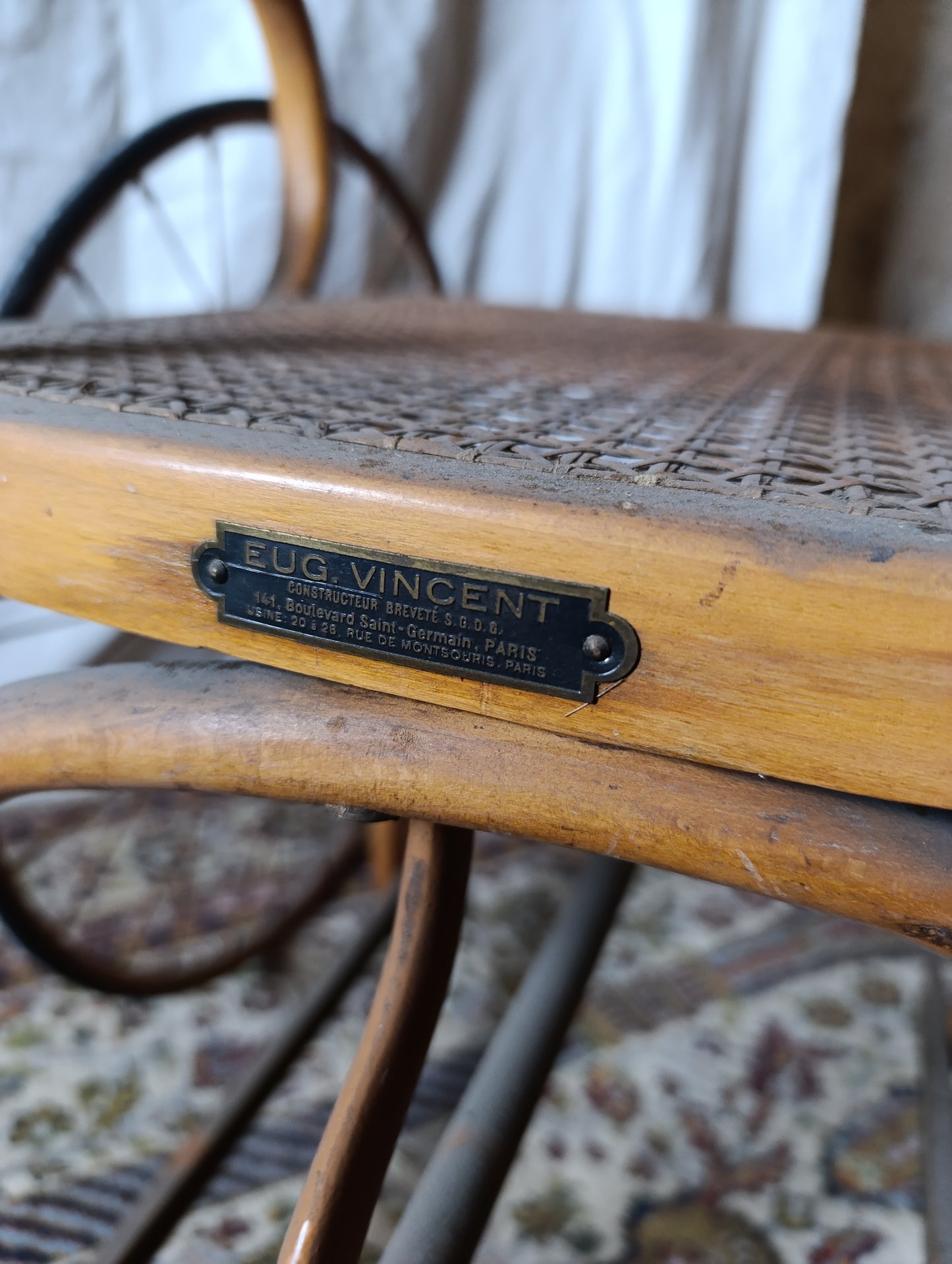 Fauteuil ancien fonctionnel, grandes roues à rayons typiques.