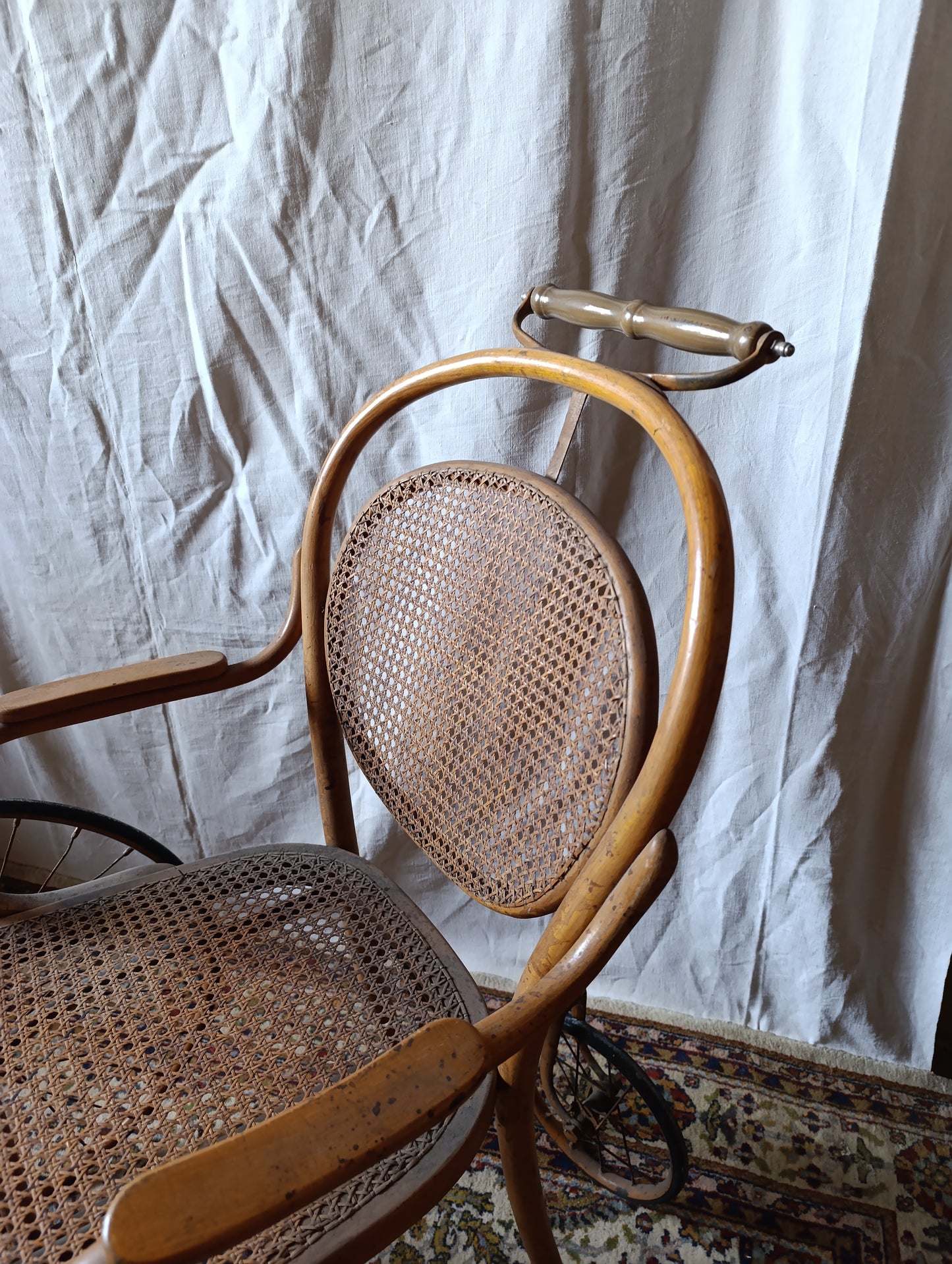 Superbe mobilier antique, parfait pour cabinet de curiosités.