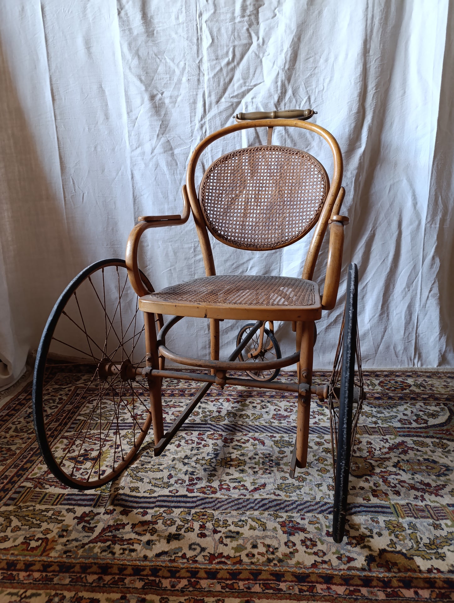 Modèle rare de fauteuil roulant historique, idéal collection ou musée.