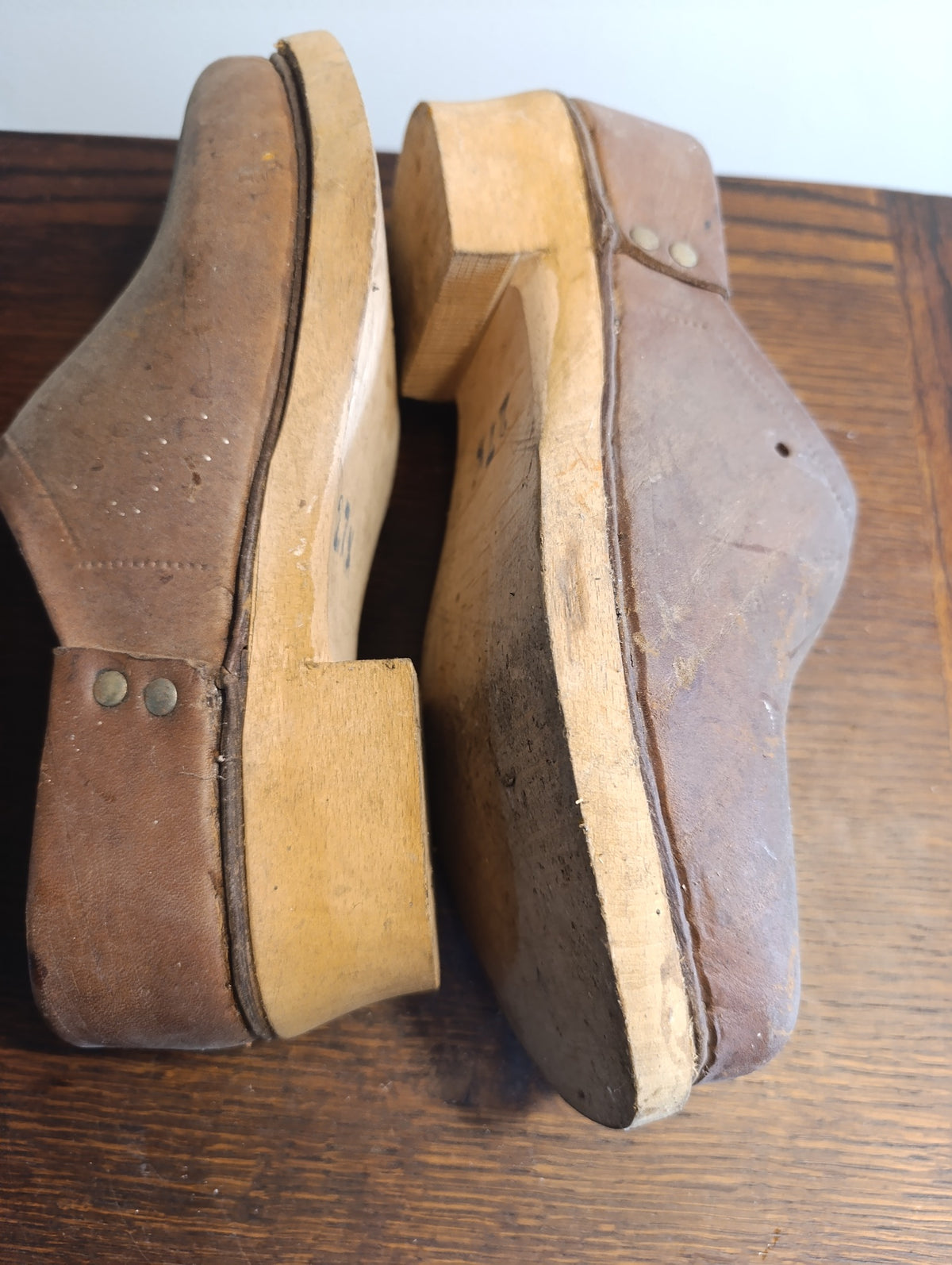 Paire de galoches anciennes en cuir brun et semelles en bois