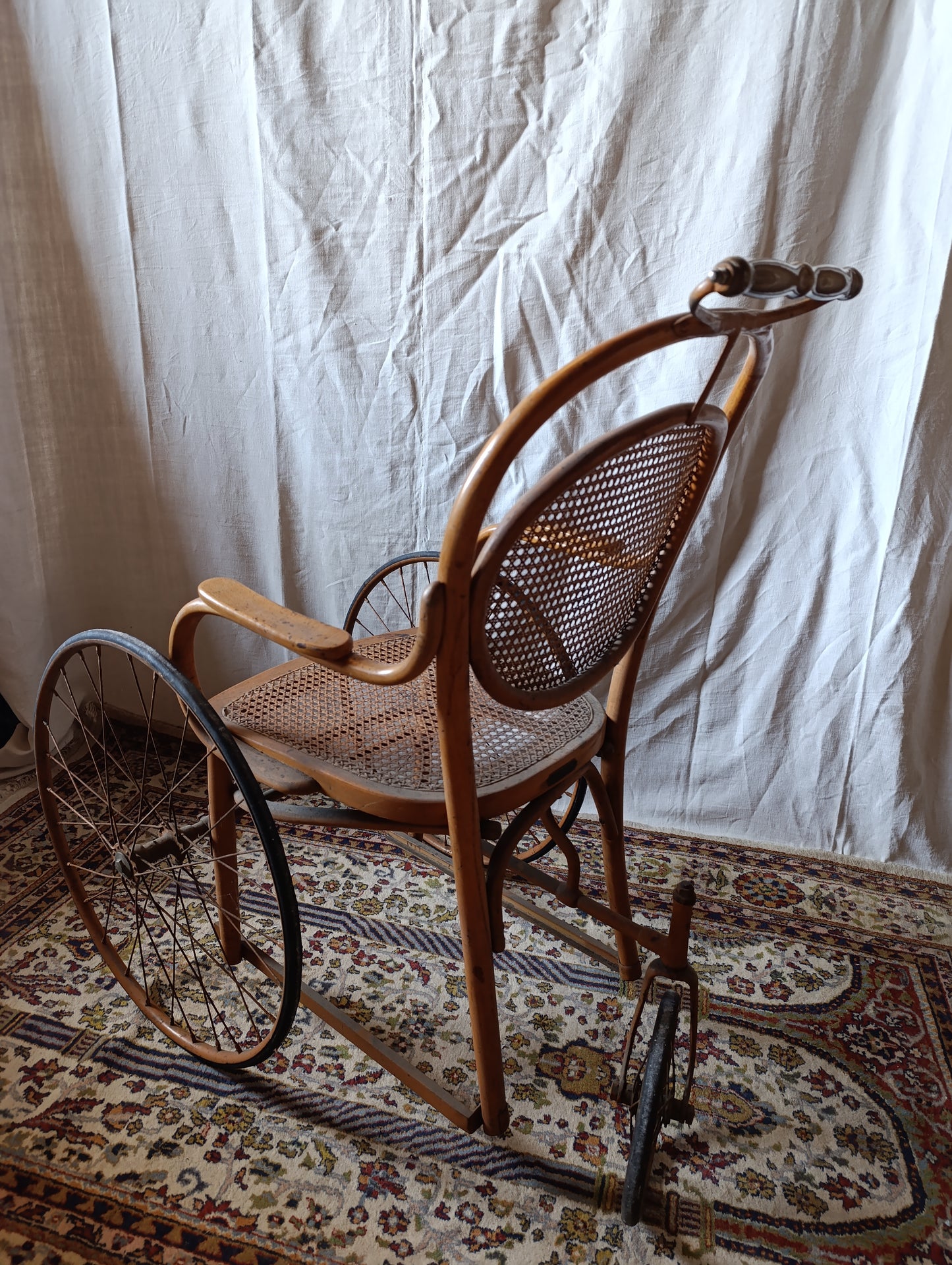 Élégant et historique, témoin rare du mobilier médical ancien.