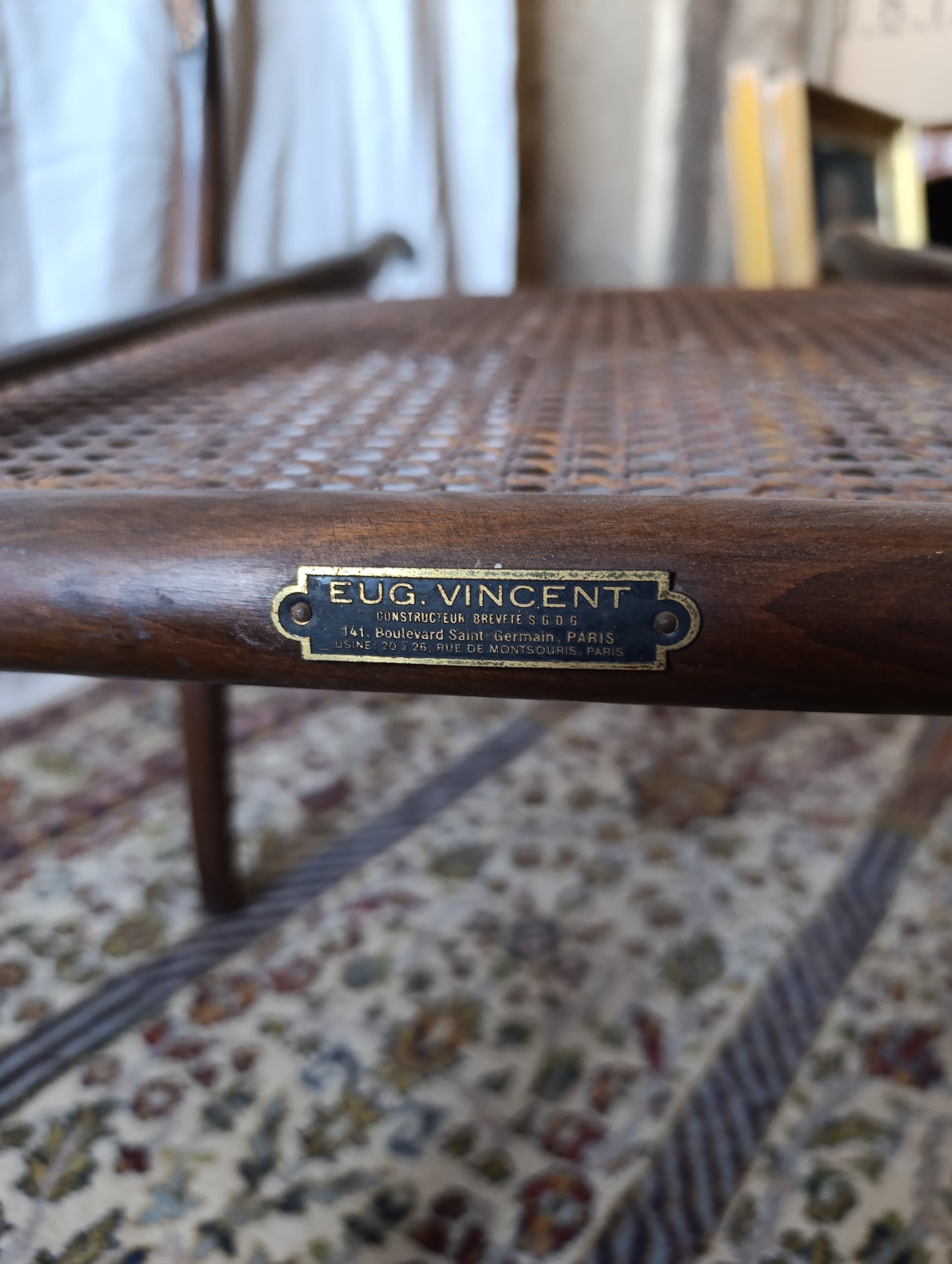 Plaque constructeur Eug. Vincent Paris sur chaise porteuse ancienne