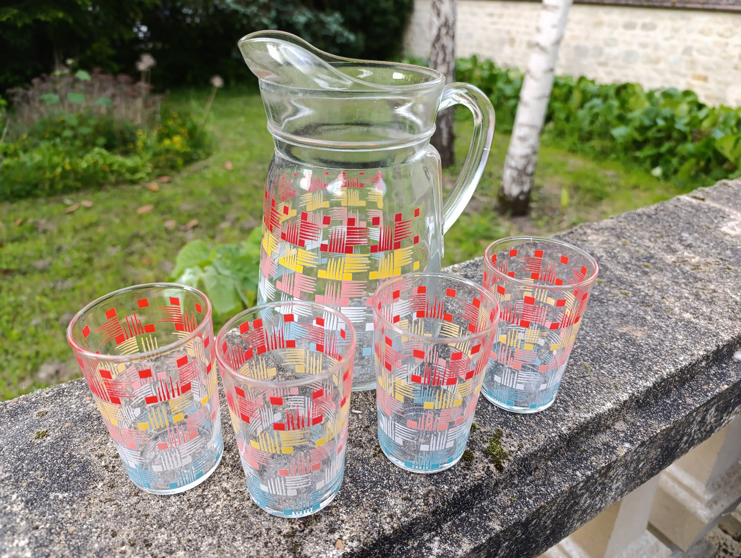 Service à eau vintage qui met la table en vacances