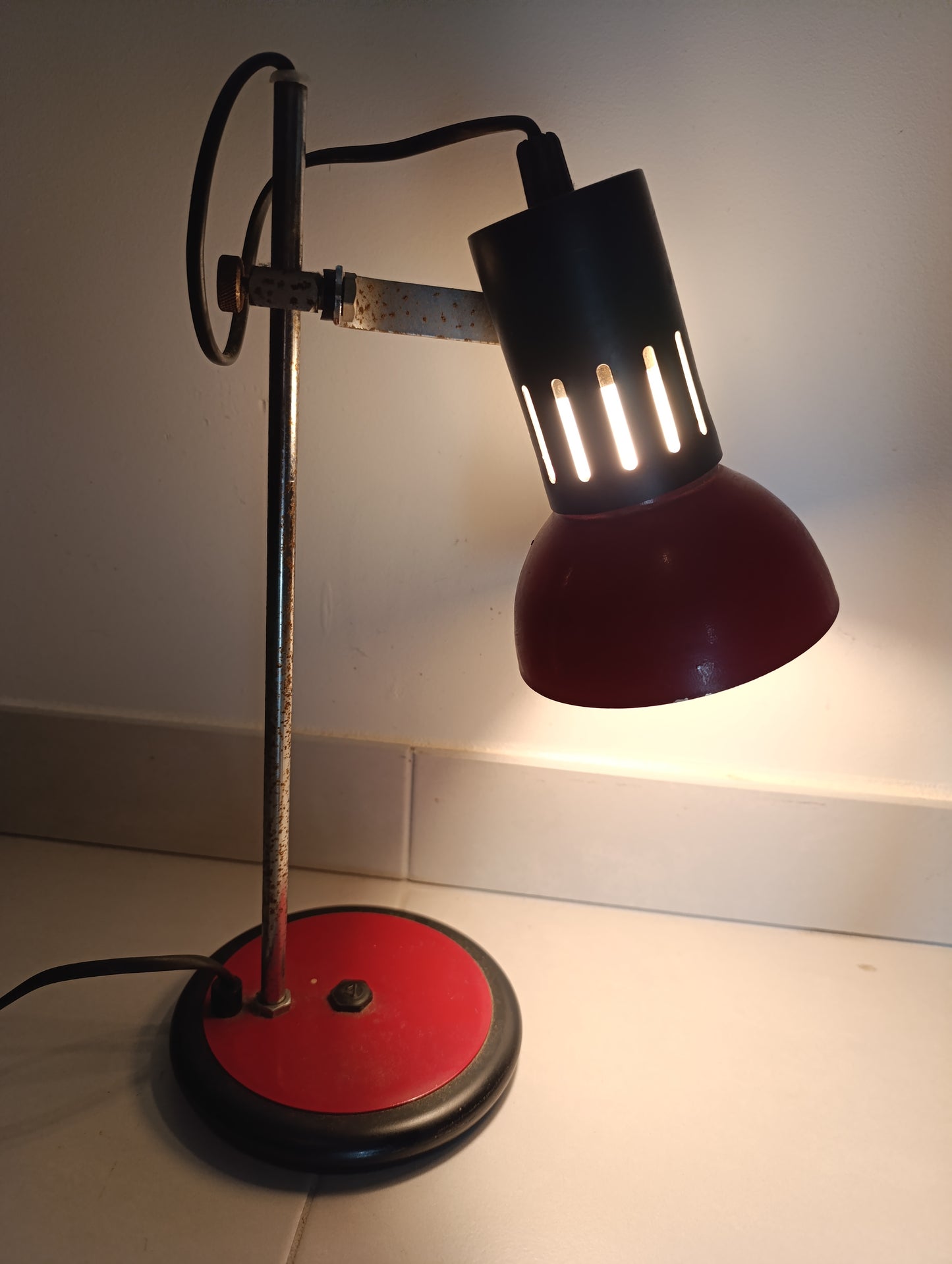 Lampe de bureau vintage en métal – Orientable – Rouge et noir – À restaurer ou utiliser