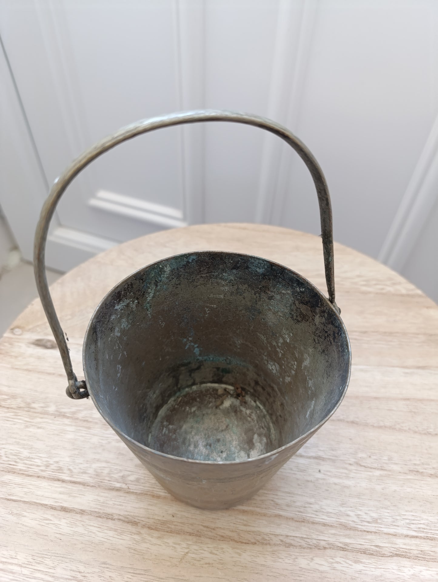 Petit seau ancien en métal argenté – patine d’origine – déco vintage