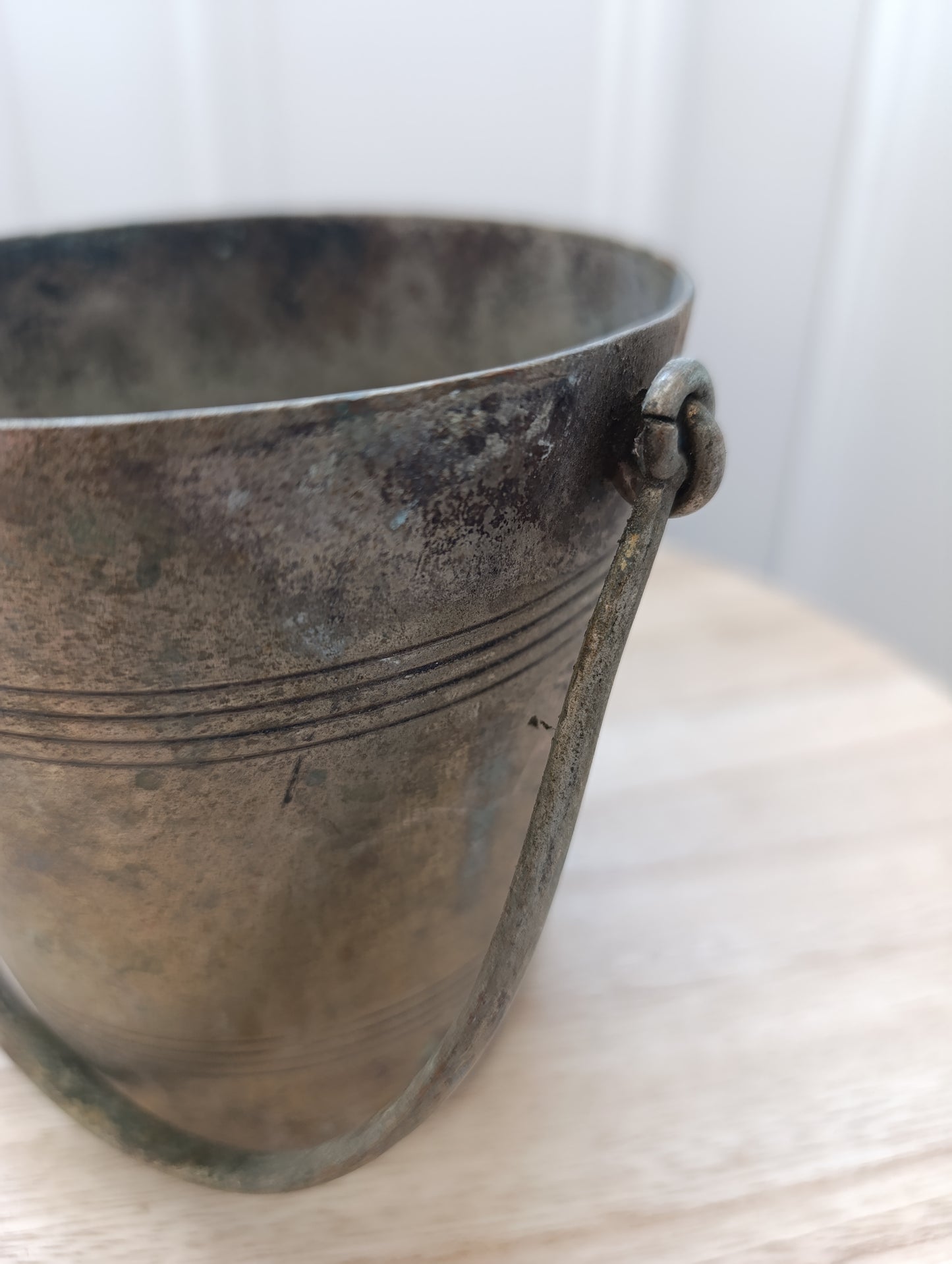 Petit seau ancien en métal argenté – patine d’origine – déco vintage