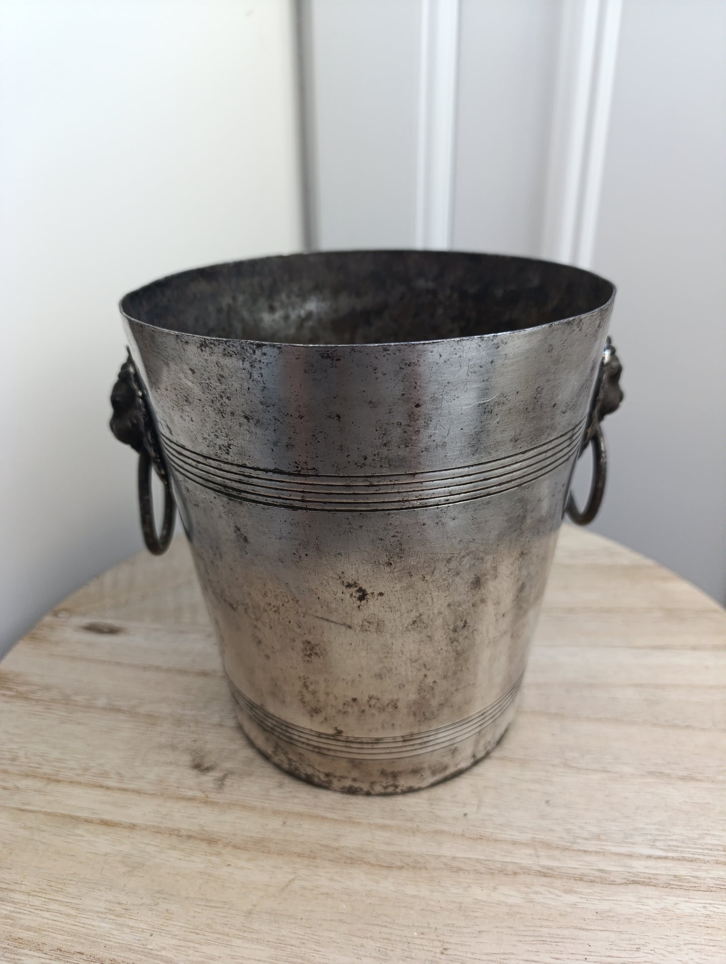 Seau ancien en métal argenté avec têtes de lion – 1,4 kg