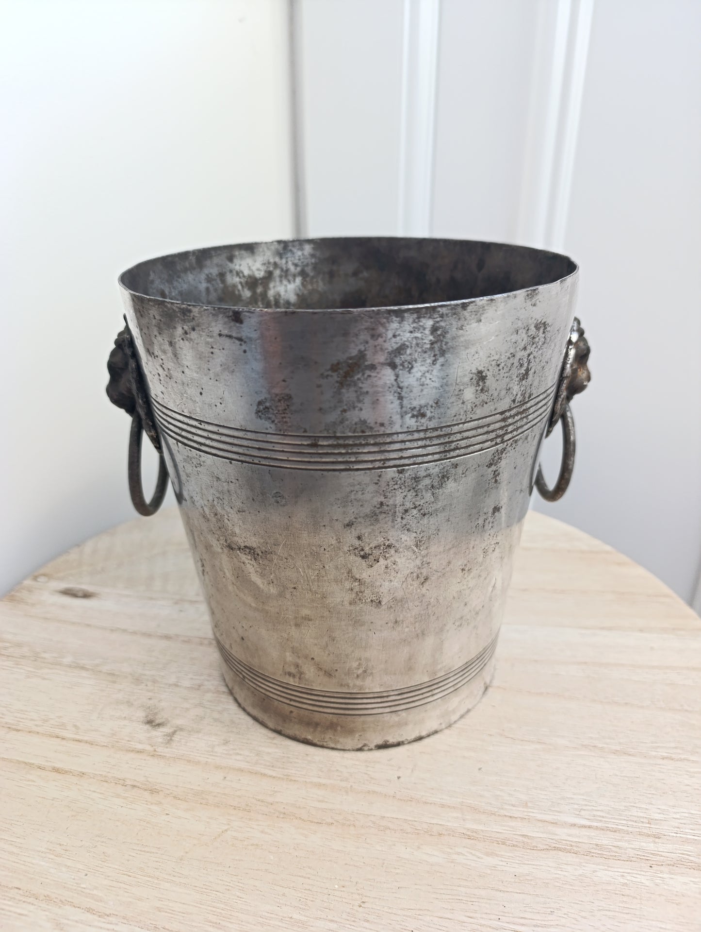 Seau ancien en métal argenté avec têtes de lion – 1,4 kg