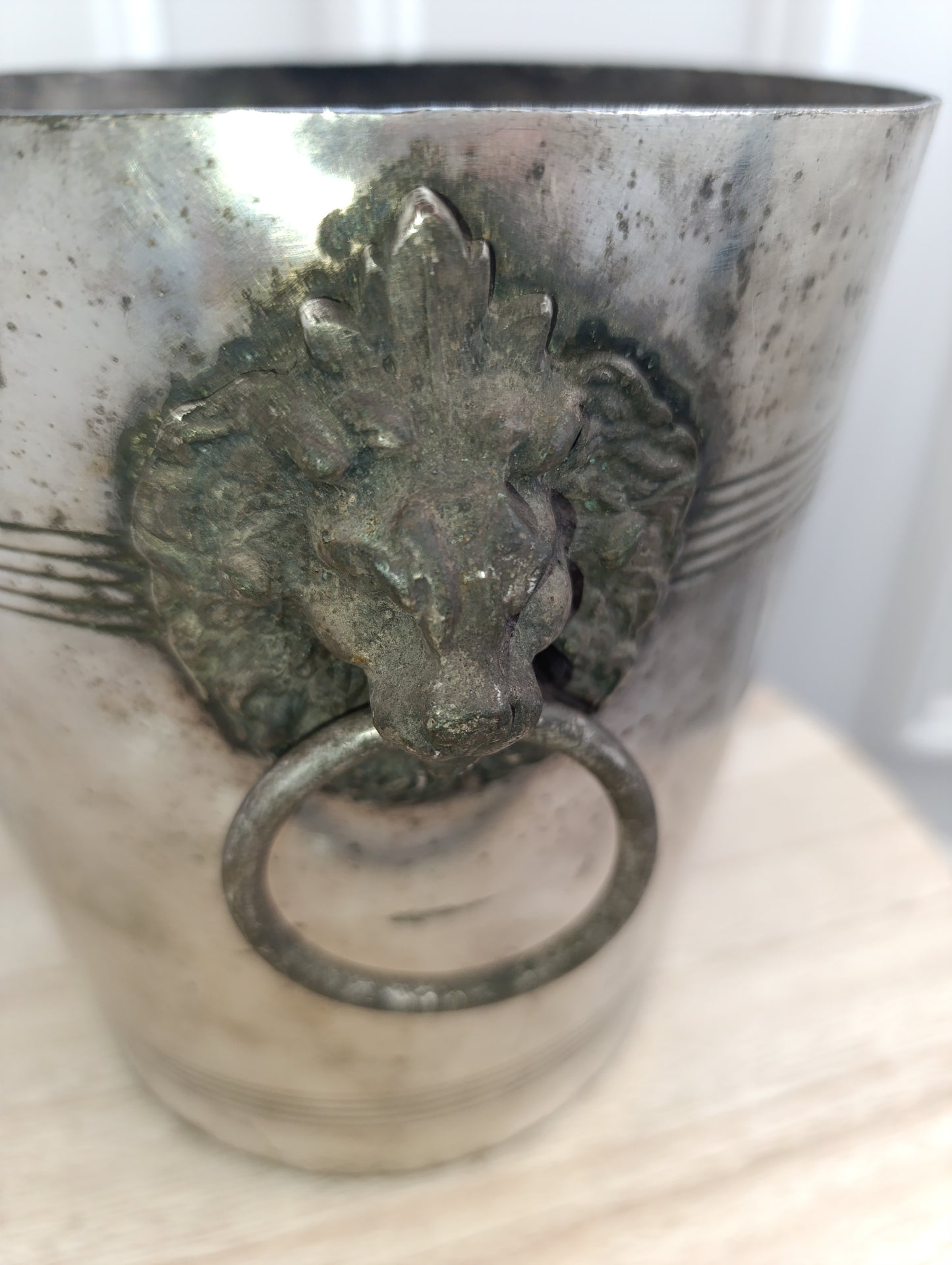 Seau ancien en métal argenté avec têtes de lion – 1,4 kg