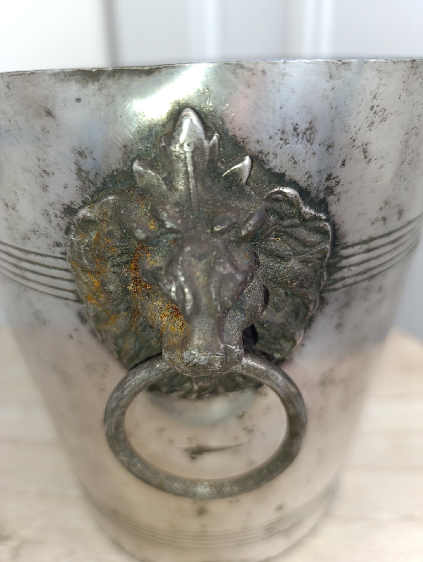Seau ancien en métal argenté avec têtes de lion – 1,4 kg