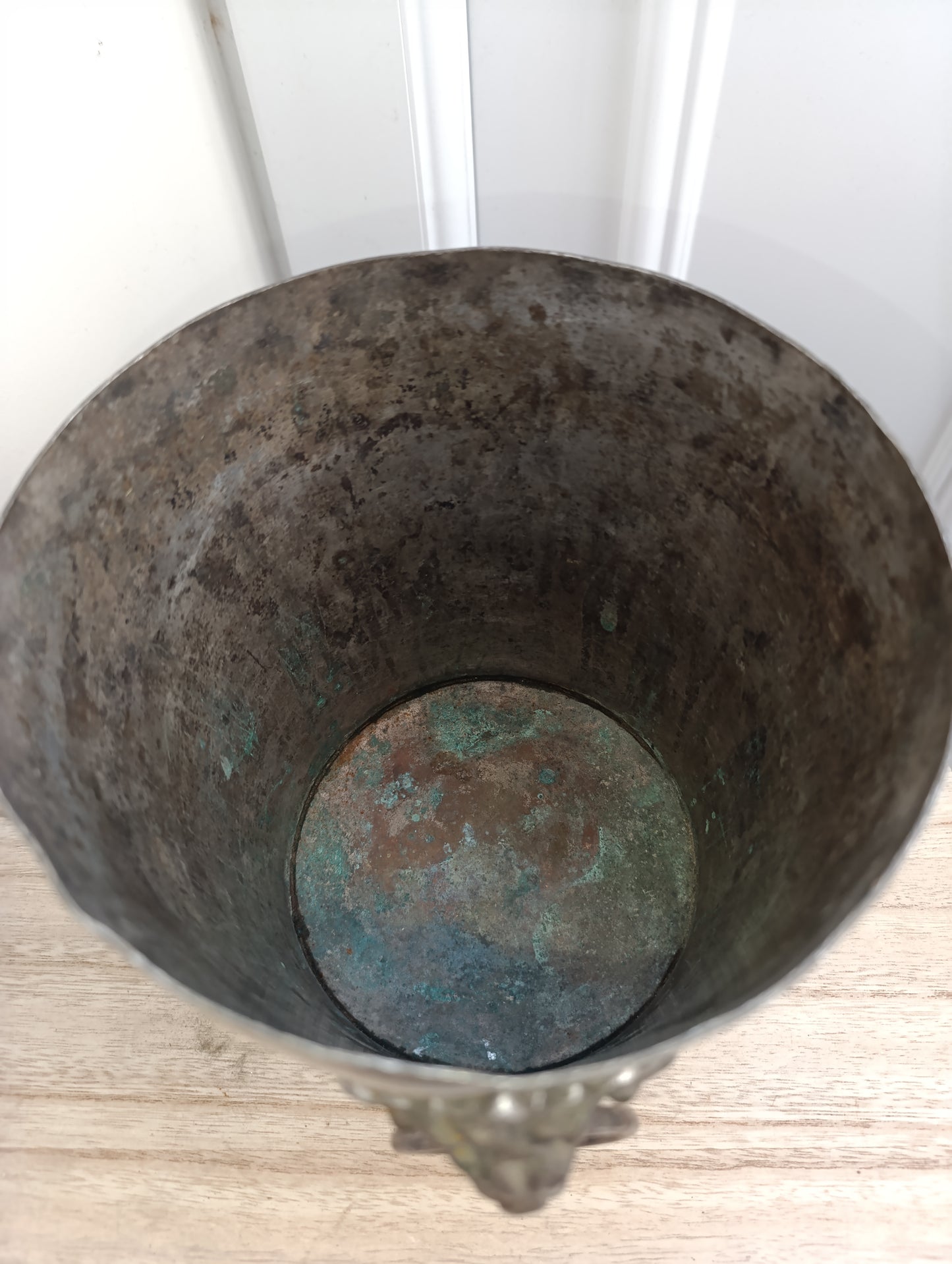 Seau ancien en métal argenté avec têtes de lion – 1,4 kg