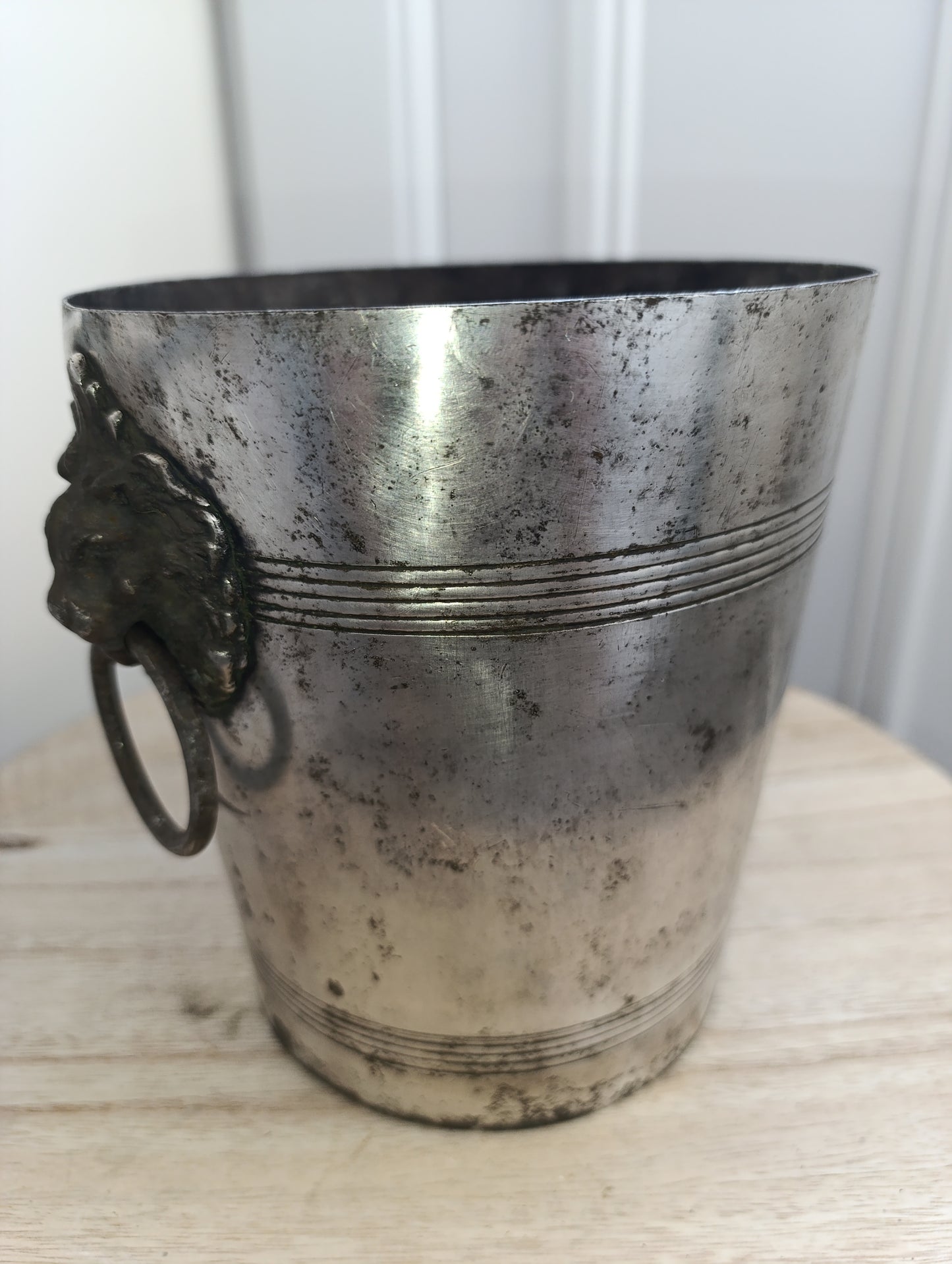 Seau ancien en métal argenté avec têtes de lion – 1,4 kg
