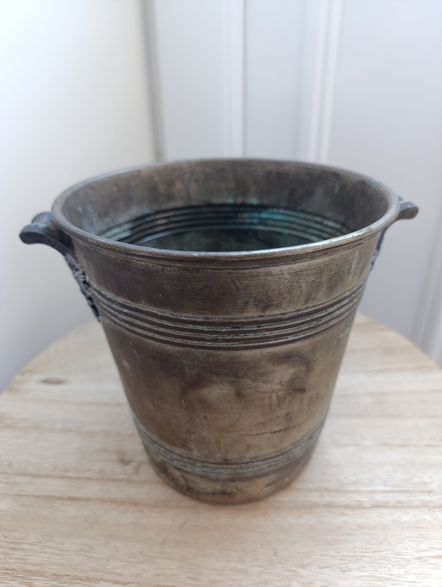 Ancien seau à champagne en laiton à grappes de raisin – Art de la table vintage