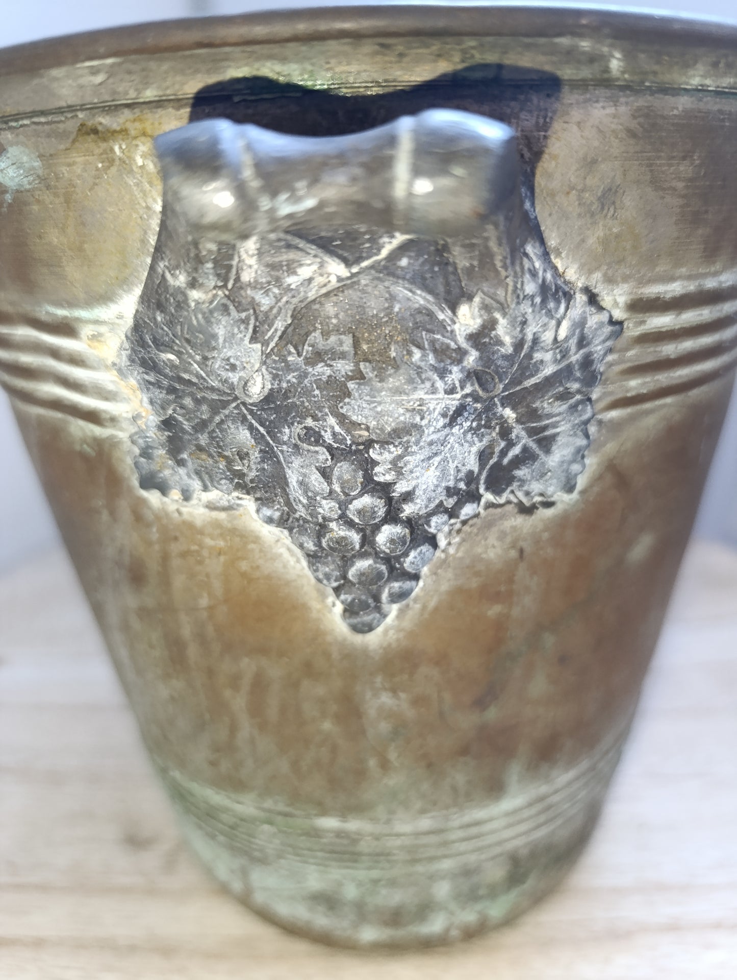 Ancien seau à champagne en laiton à grappes de raisin – Art de la table vintage
