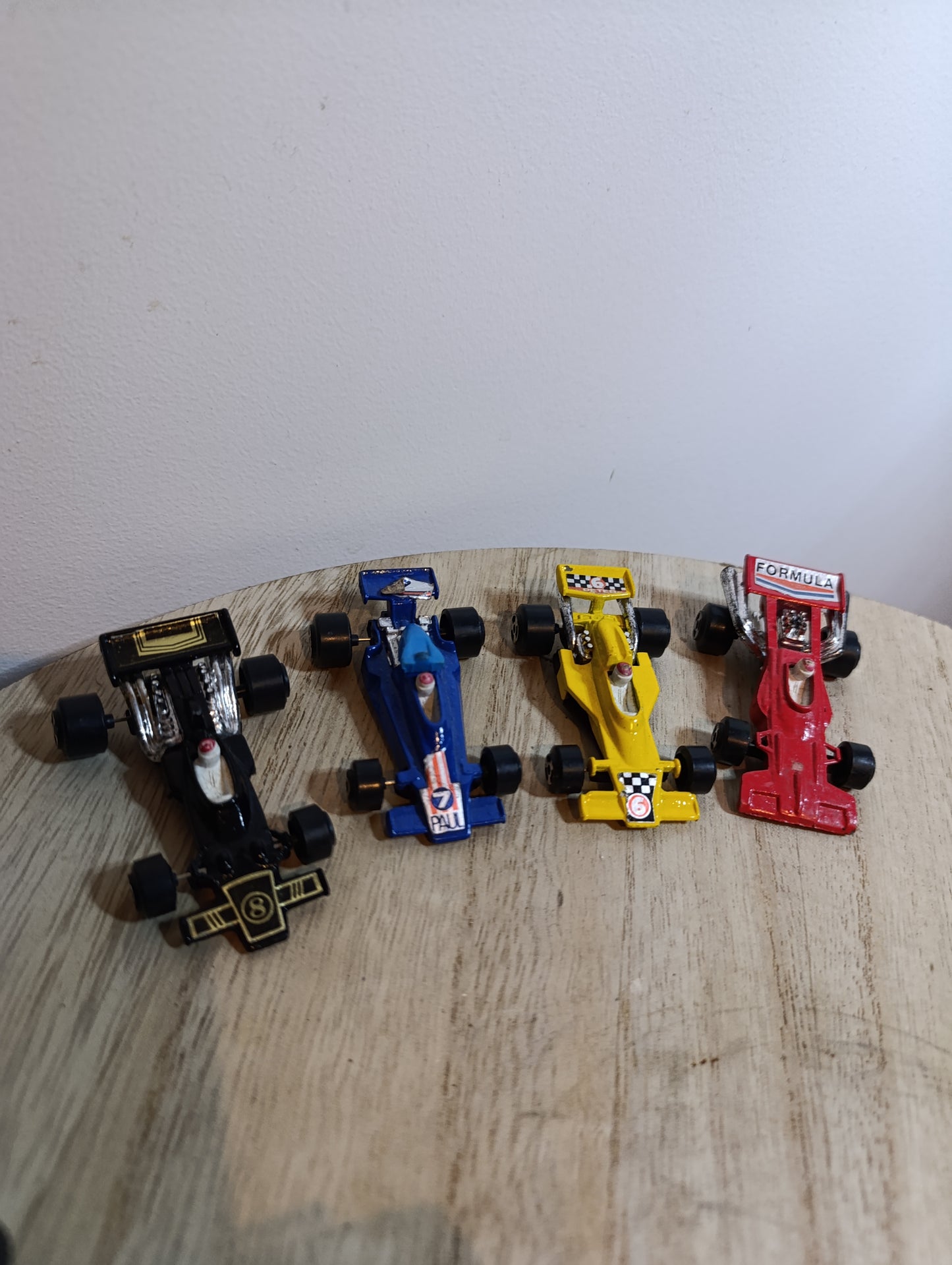 Lot de 4 voitures miniatures de Formule 1 en métal peint, fabrication Made in Hong Kong
