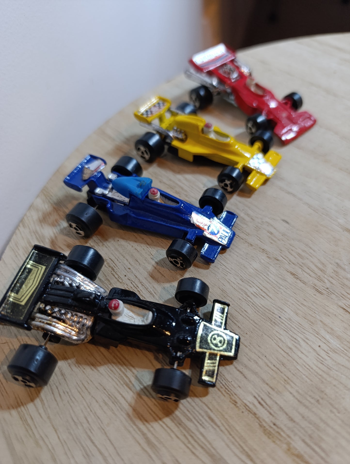 Lot de 4 voitures miniatures de Formule 1 en métal peint, fabrication Made in Hong Kong