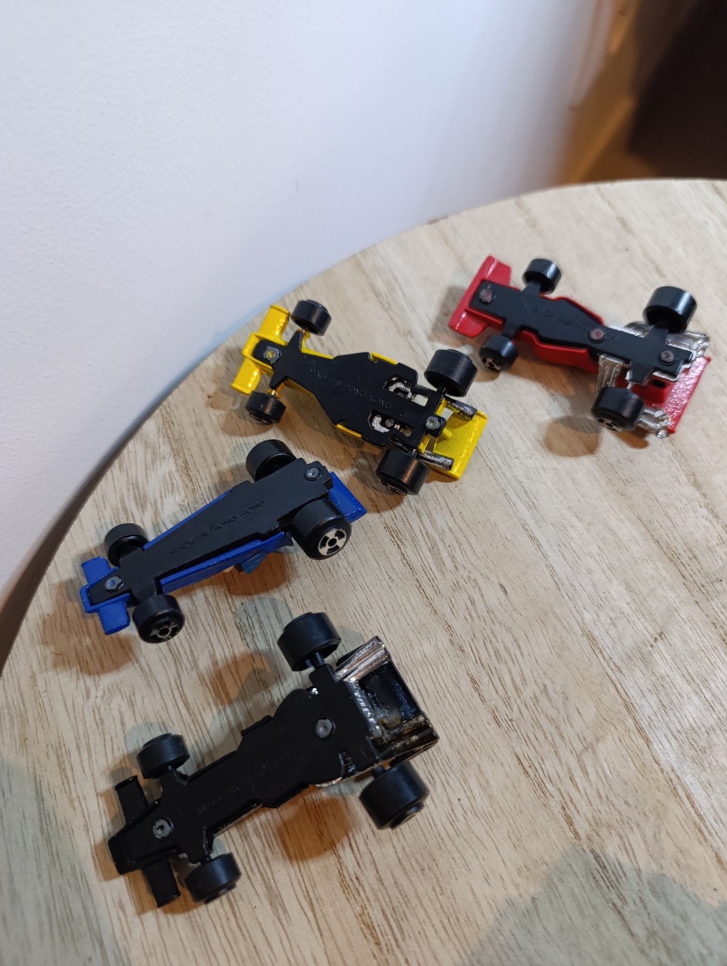 Lot de 4 voitures miniatures de Formule 1 en métal peint, fabrication Made in Hong Kong