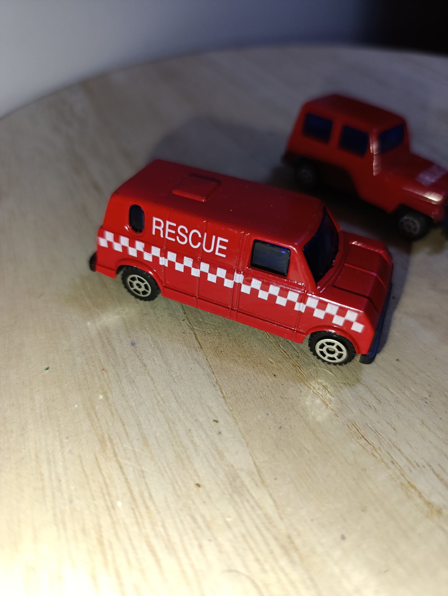 Lot de 2 véhicules de secours rouges “High Speed” – Rescue Van & Ambulance