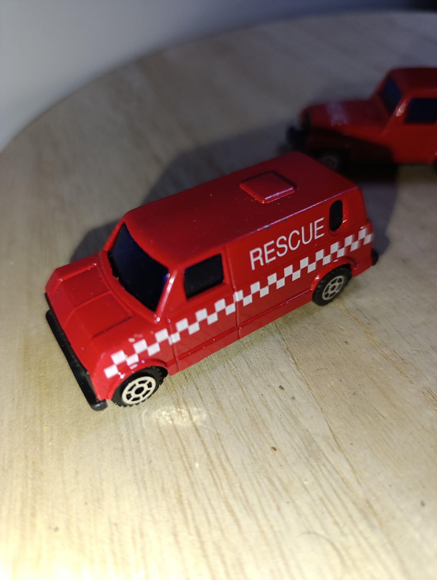 Lot de 2 véhicules de secours rouges “High Speed” – Rescue Van & Ambulance