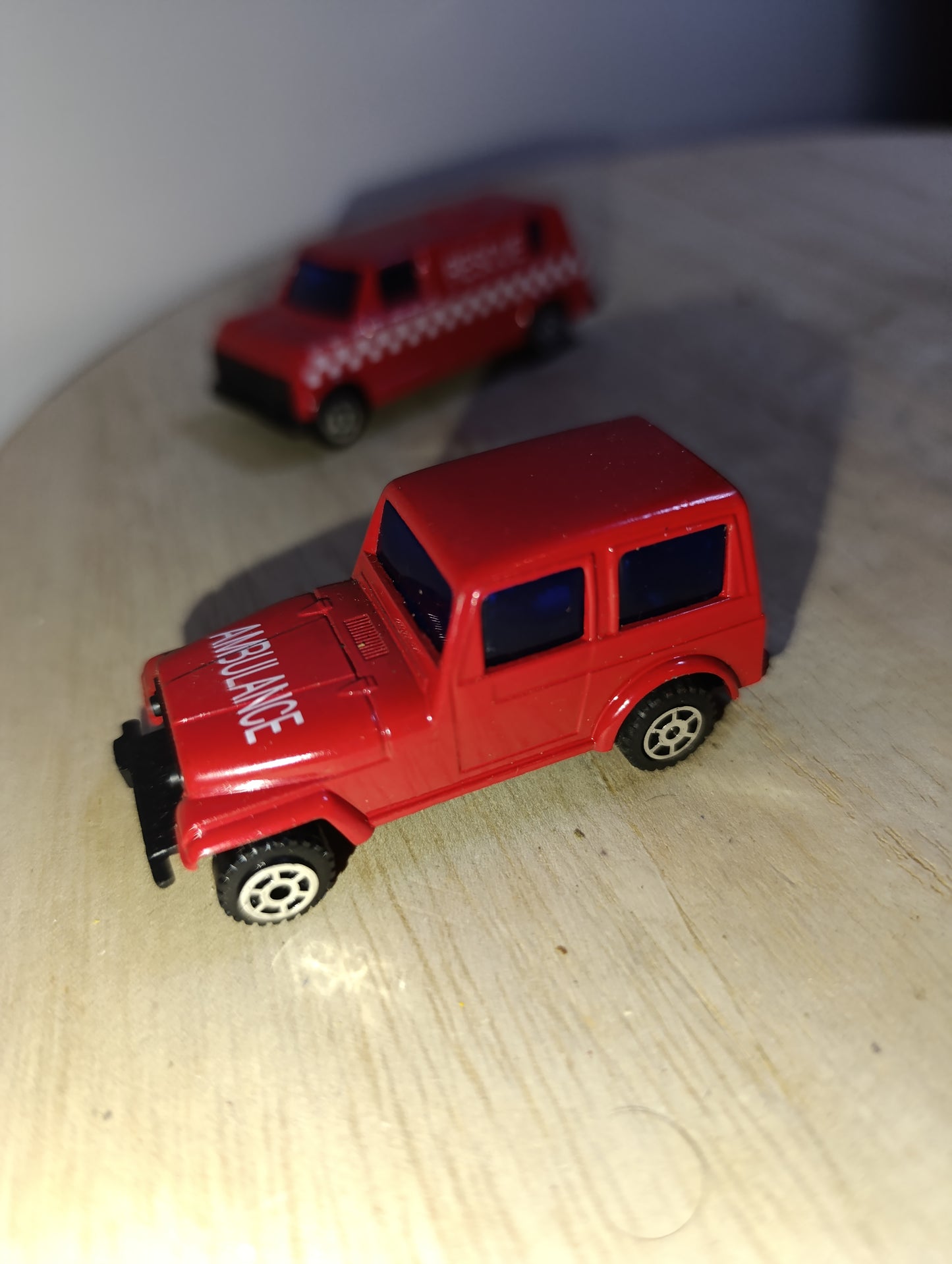 Lot de 2 véhicules de secours rouges “High Speed” – Rescue Van & Ambulance