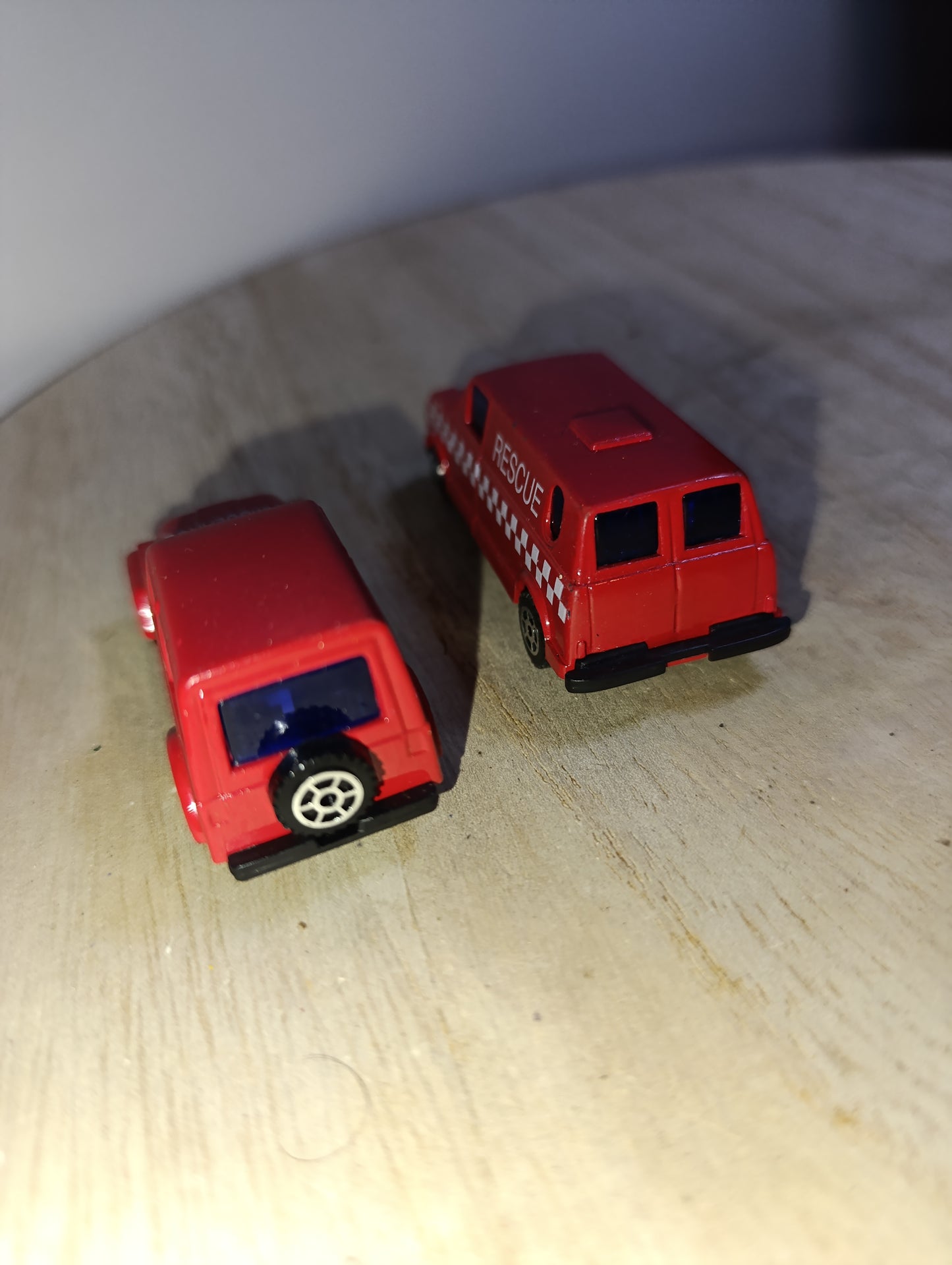 Lot de 2 véhicules de secours rouges “High Speed” – Rescue Van & Ambulance