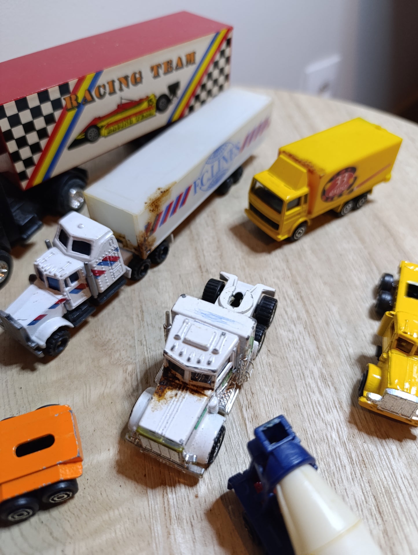 Lot de camions miniatures vintage – semi-remorques, bétonnière, tracteurs