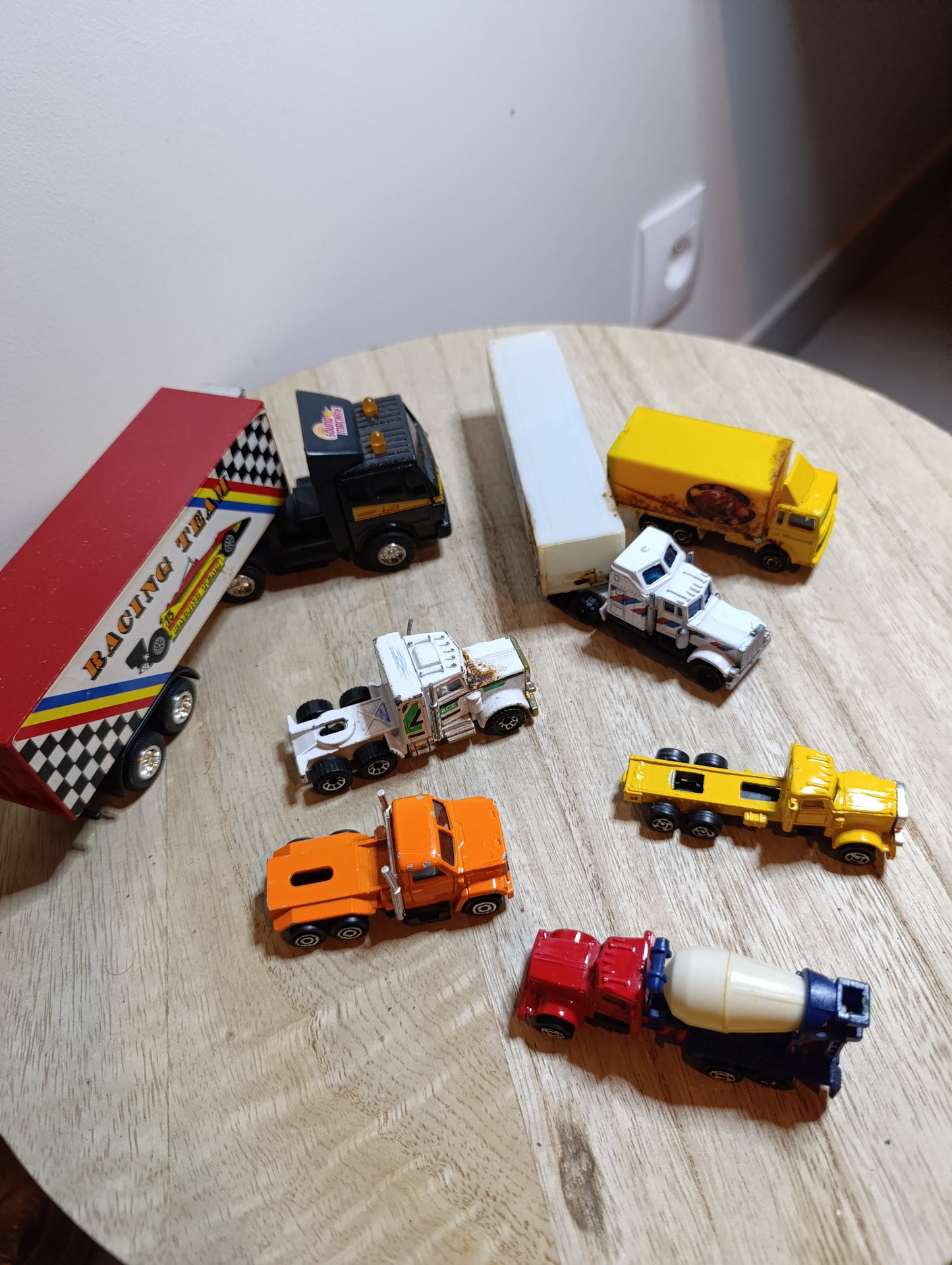 Lot de camions miniatures vintage – semi-remorques, bétonnière, tracteurs