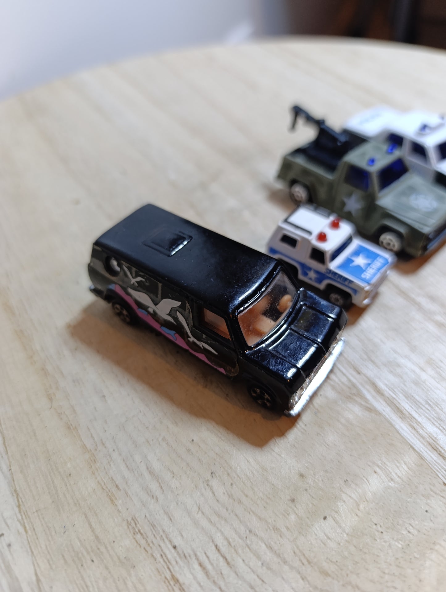 Lot de 3 petites voitures rétro-friction + 1 miniature