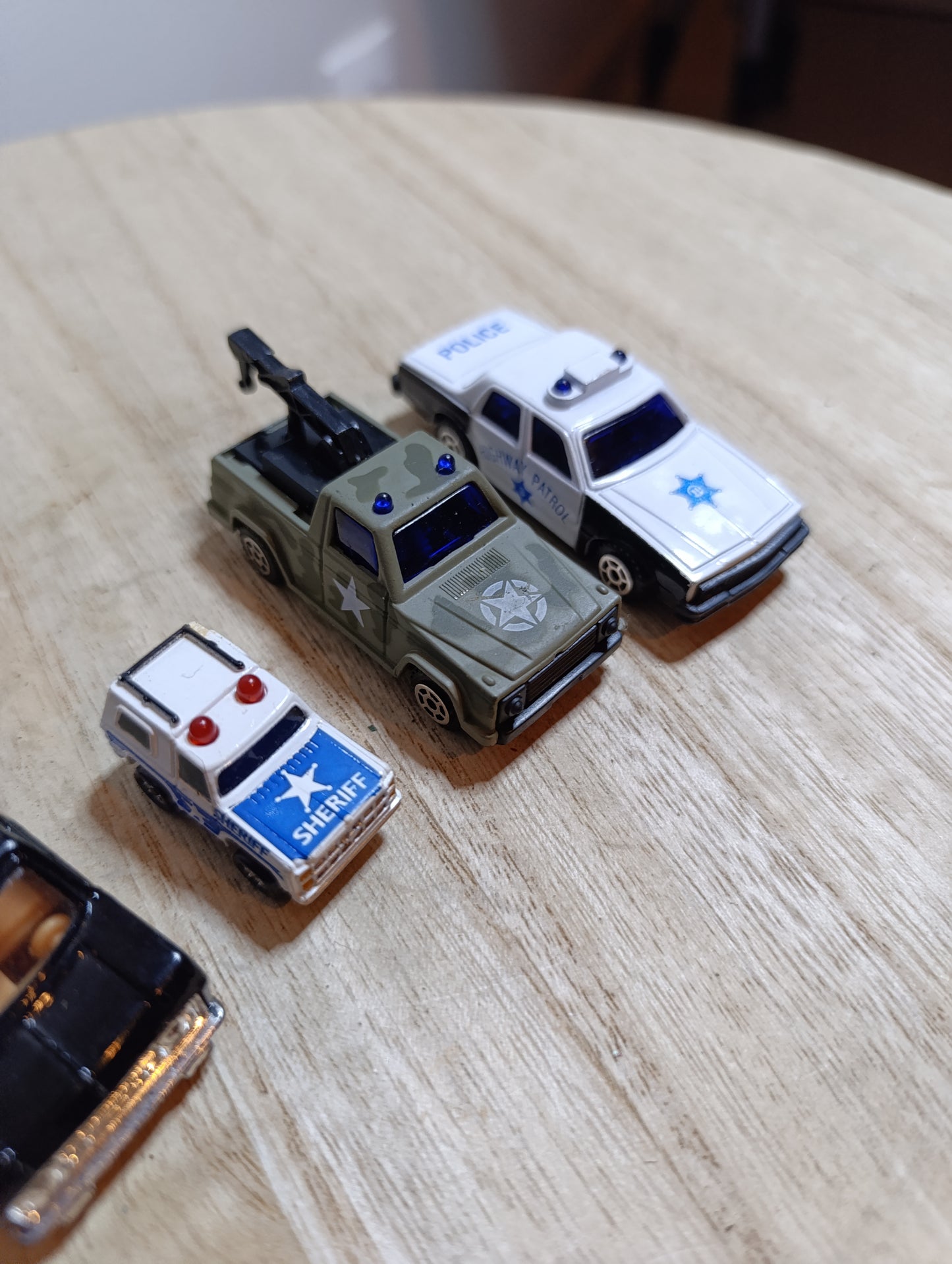 Lot de 3 petites voitures rétro-friction + 1 miniature