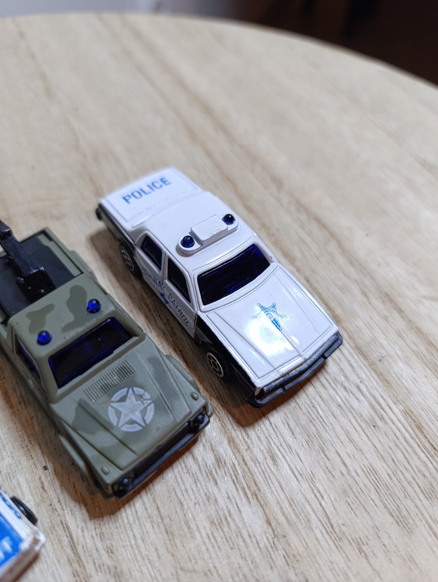 Lot de 3 petites voitures rétro-friction + 1 miniature