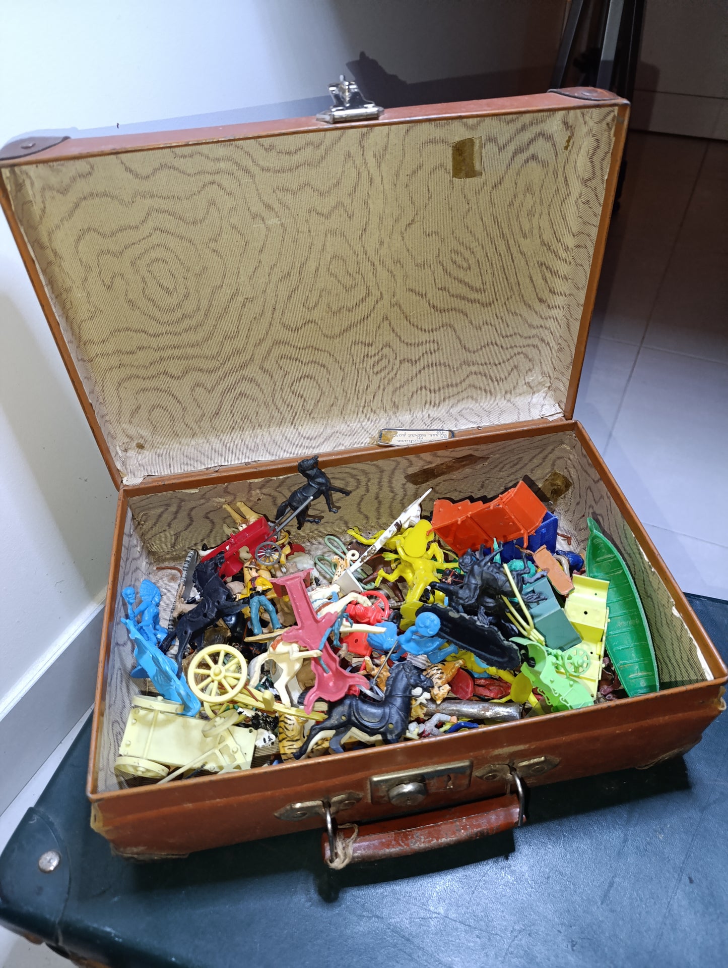 Valisette années 50/60 avec jouets en plastique années 30/40