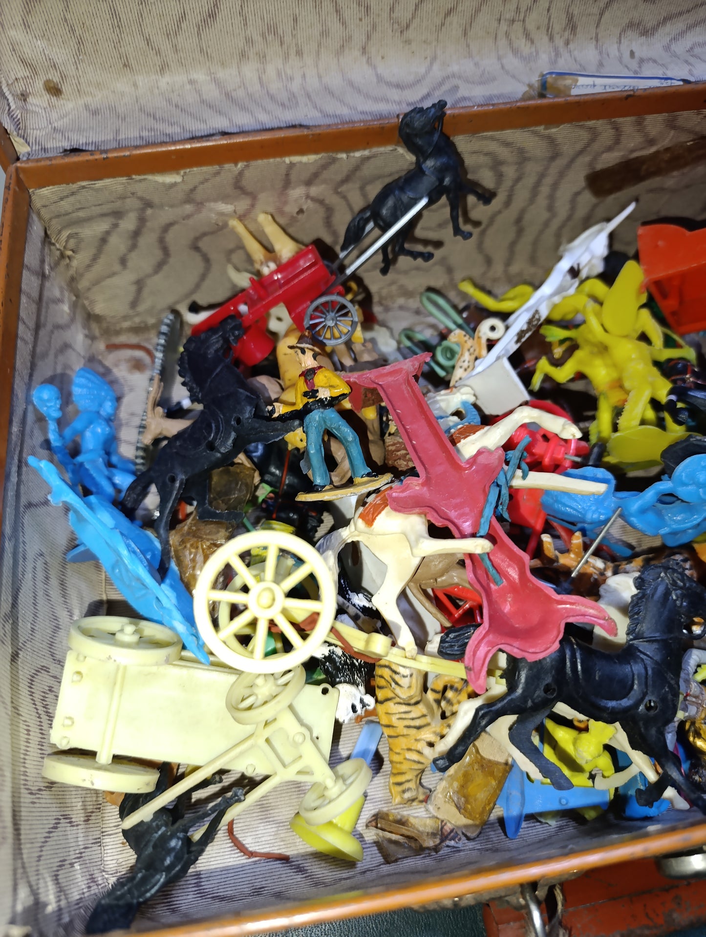Valisette années 50/60 avec jouets en plastique années 30/40