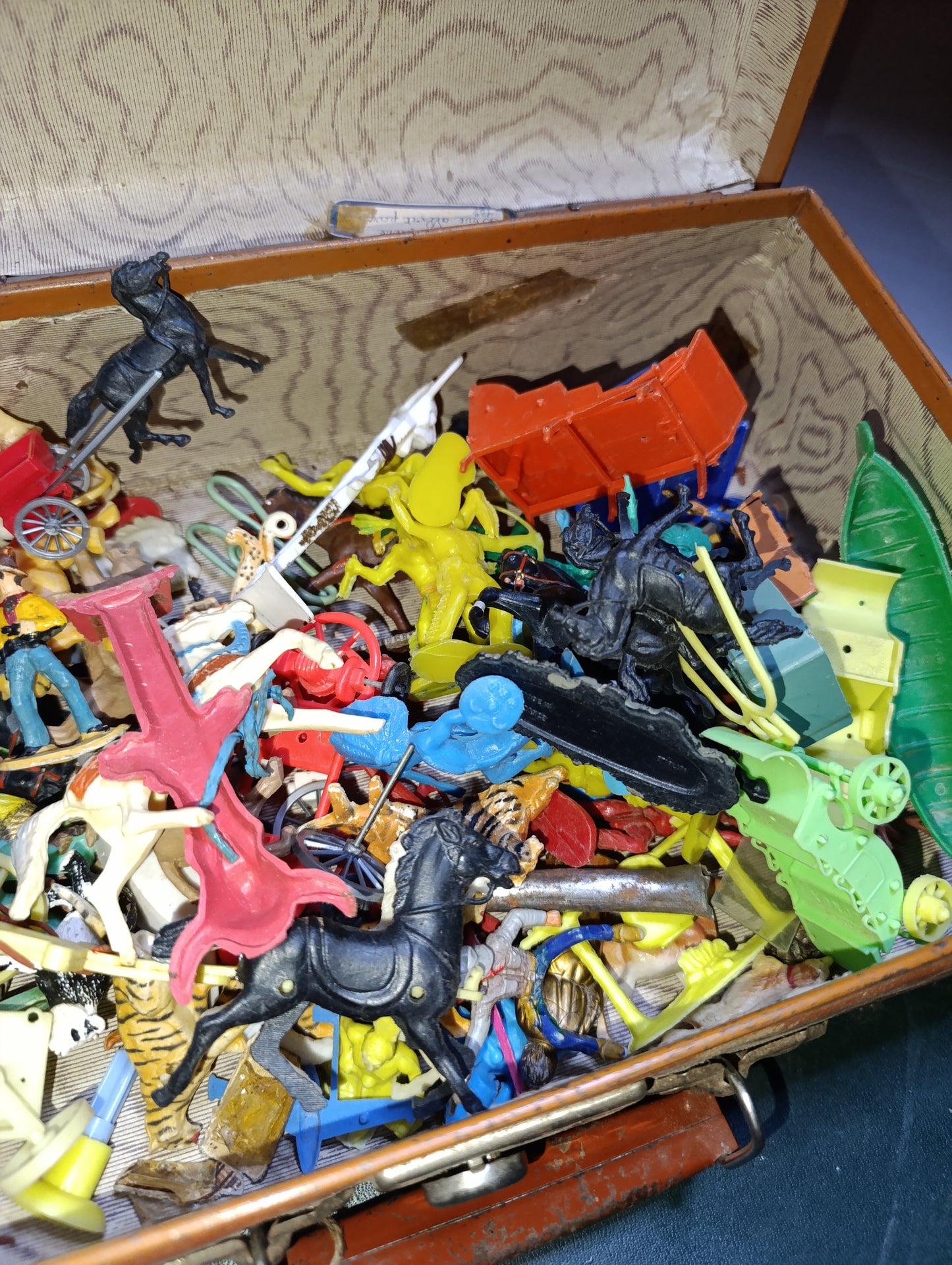 Valisette années 50/60 avec jouets en plastique années 30/40