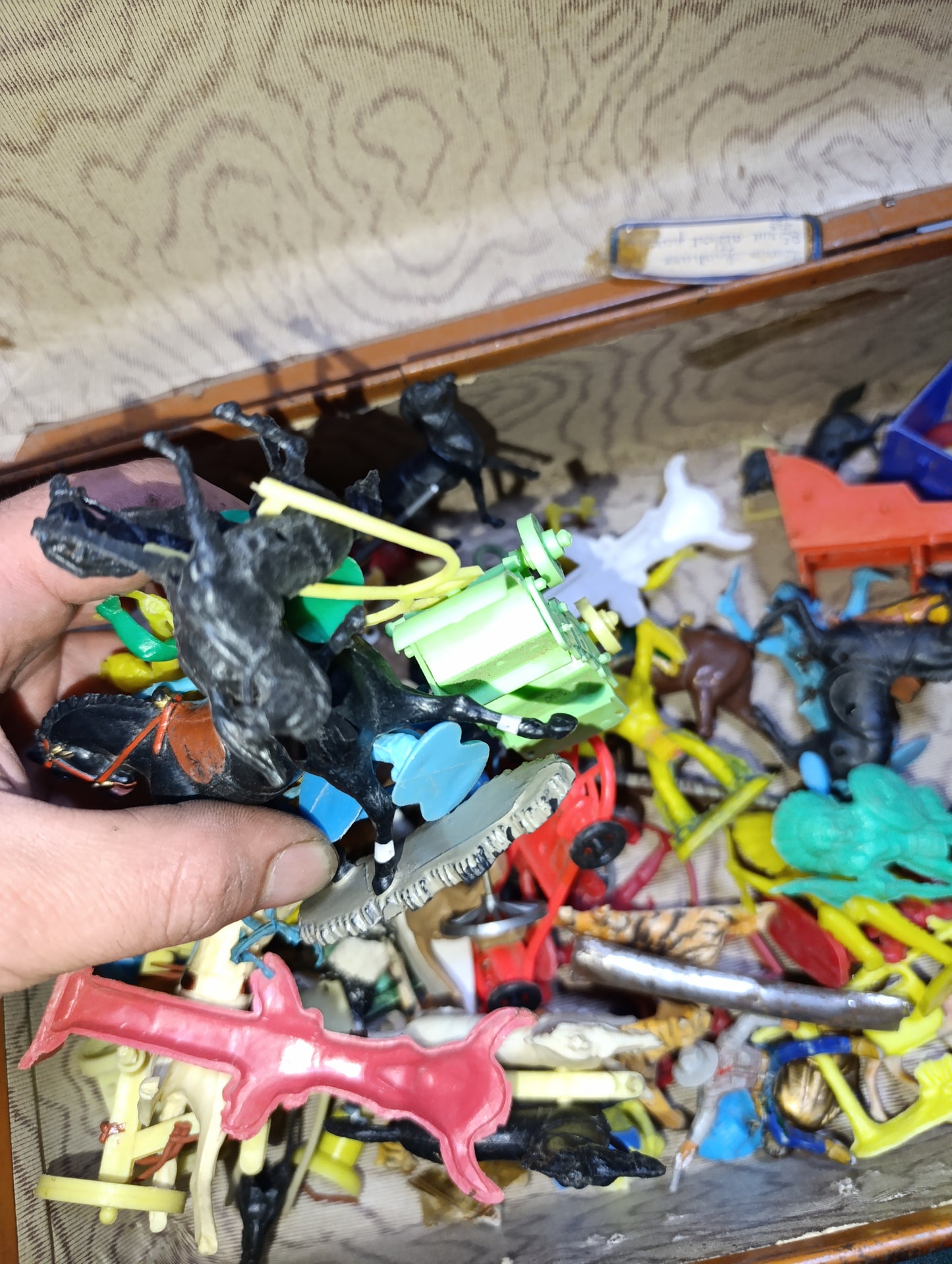 Valisette années 50/60 avec jouets en plastique années 30/40