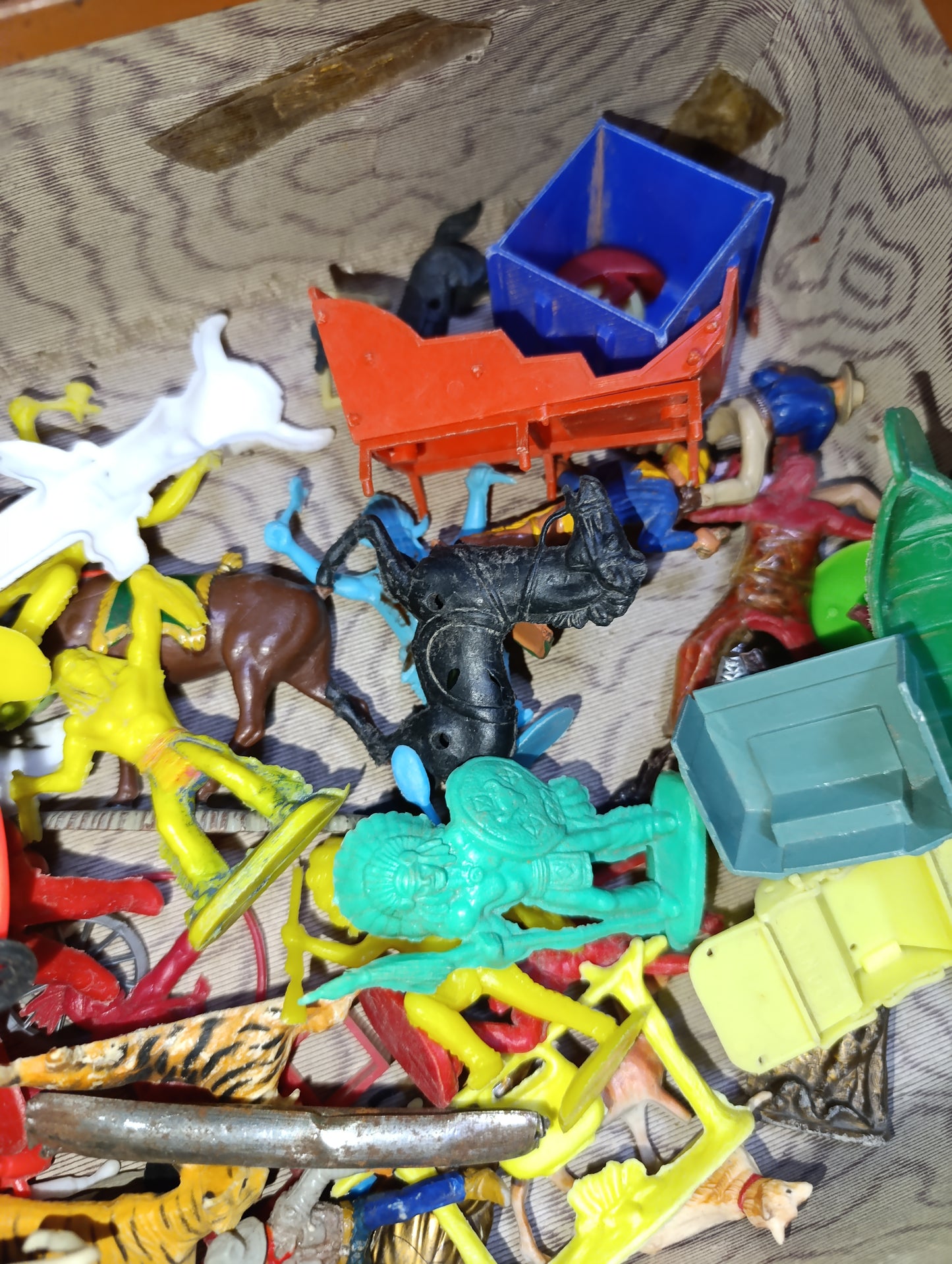 Valisette années 50/60 avec jouets en plastique années 30/40