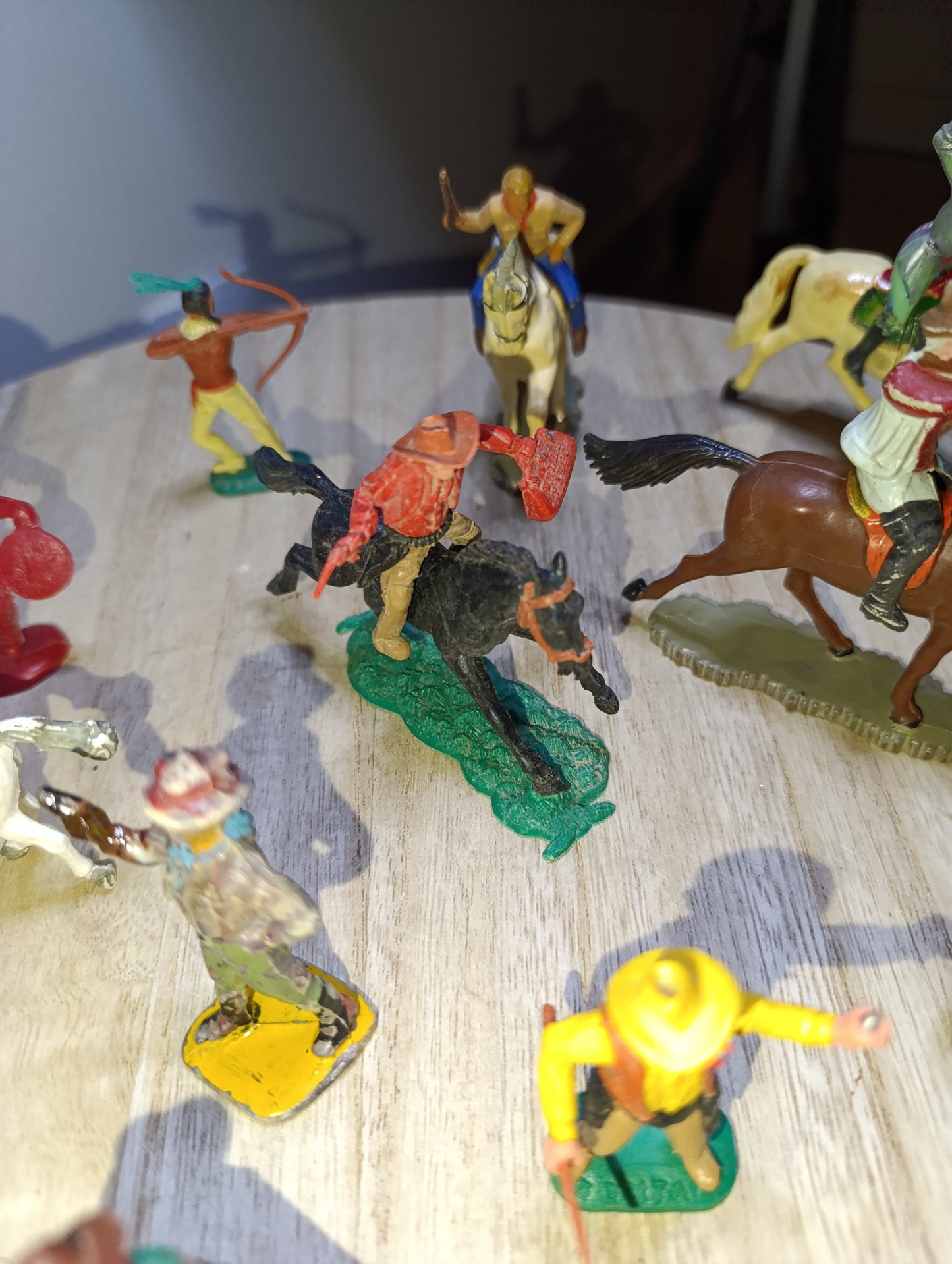 Lot de jouets Starlux Cowboys & Indiens – plastique années 30-60
