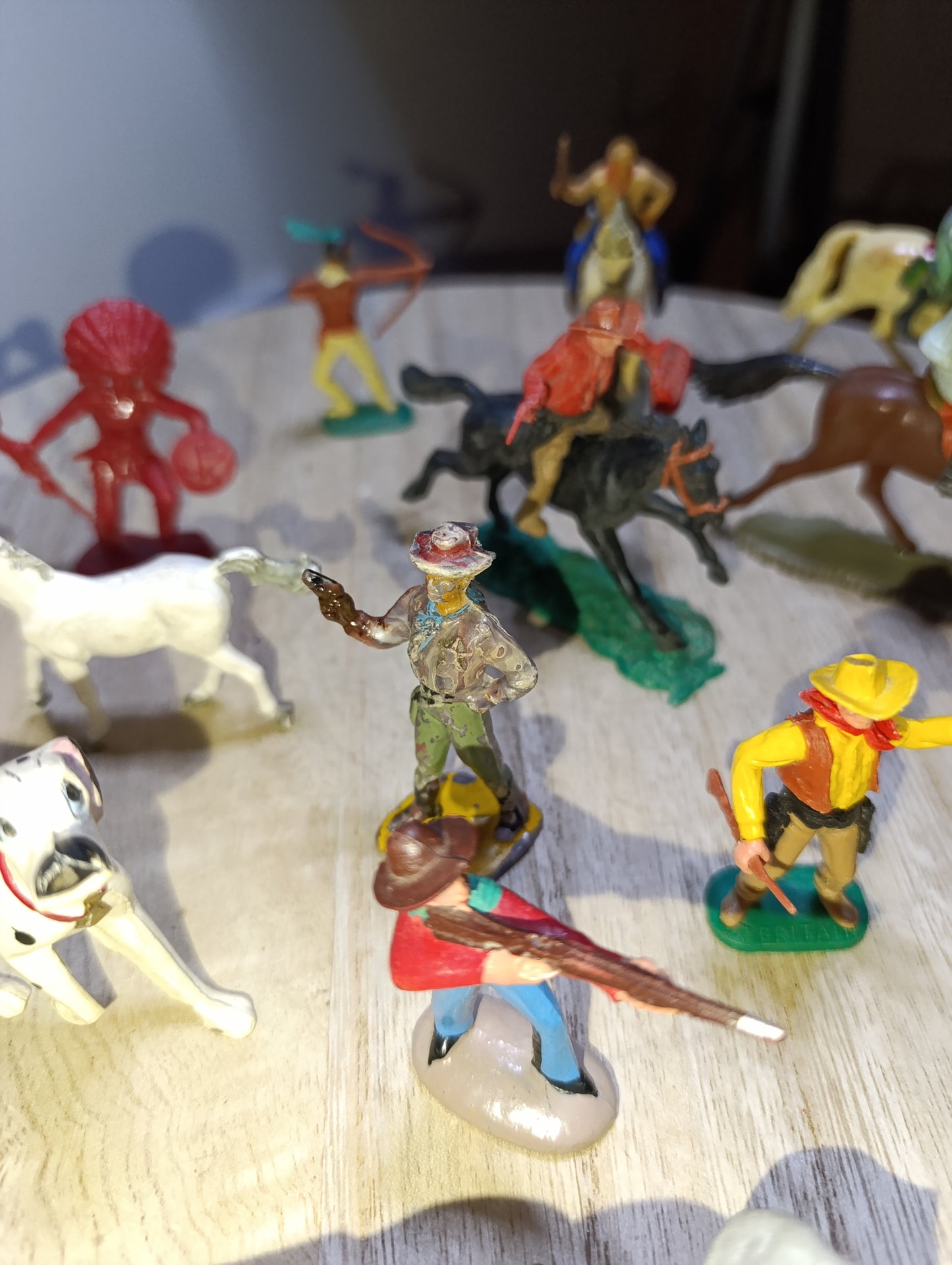 Lot de jouets Starlux Cowboys & Indiens – plastique années 30-60