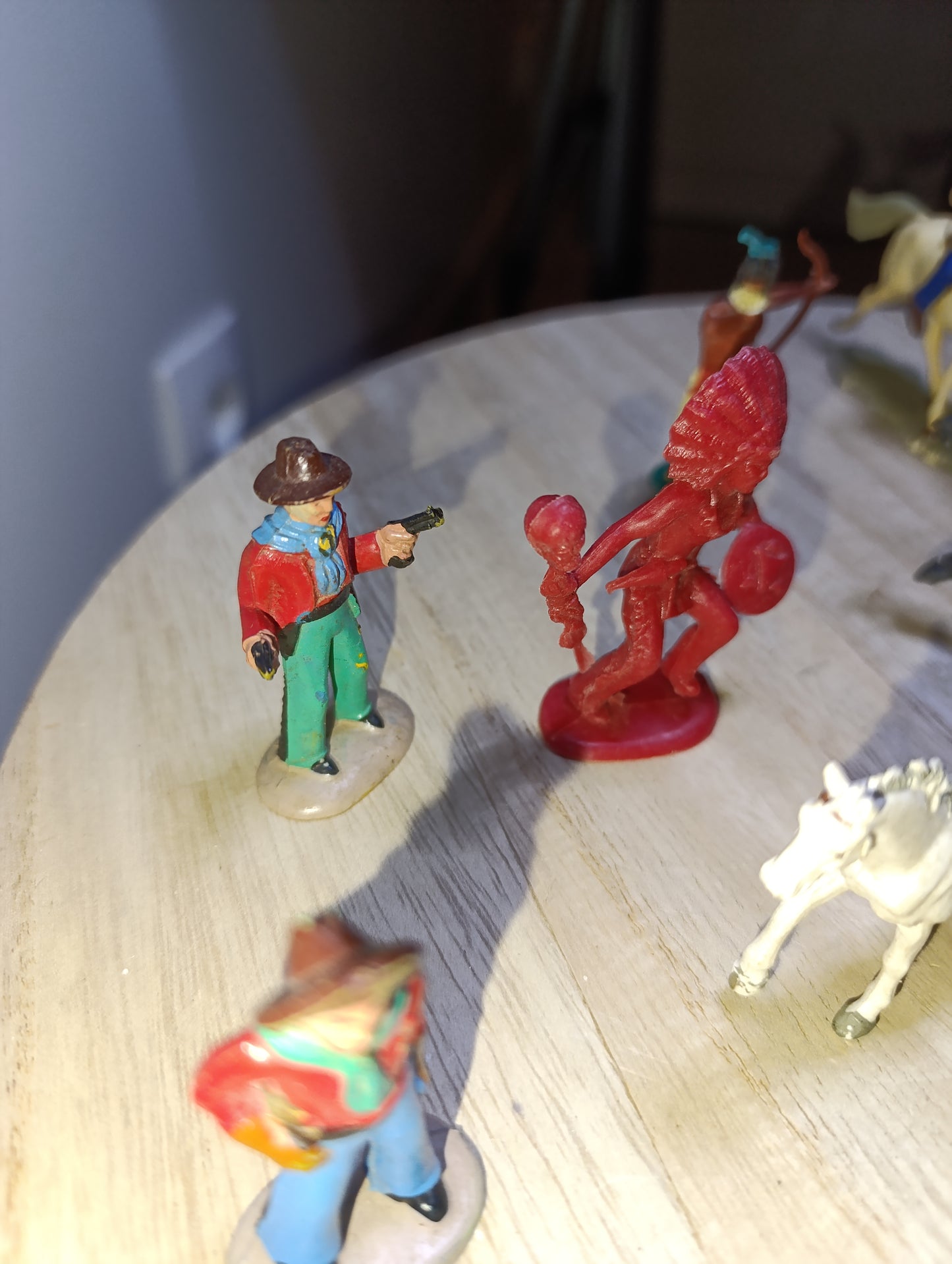 Lot de jouets Starlux Cowboys & Indiens – plastique années 30-60
