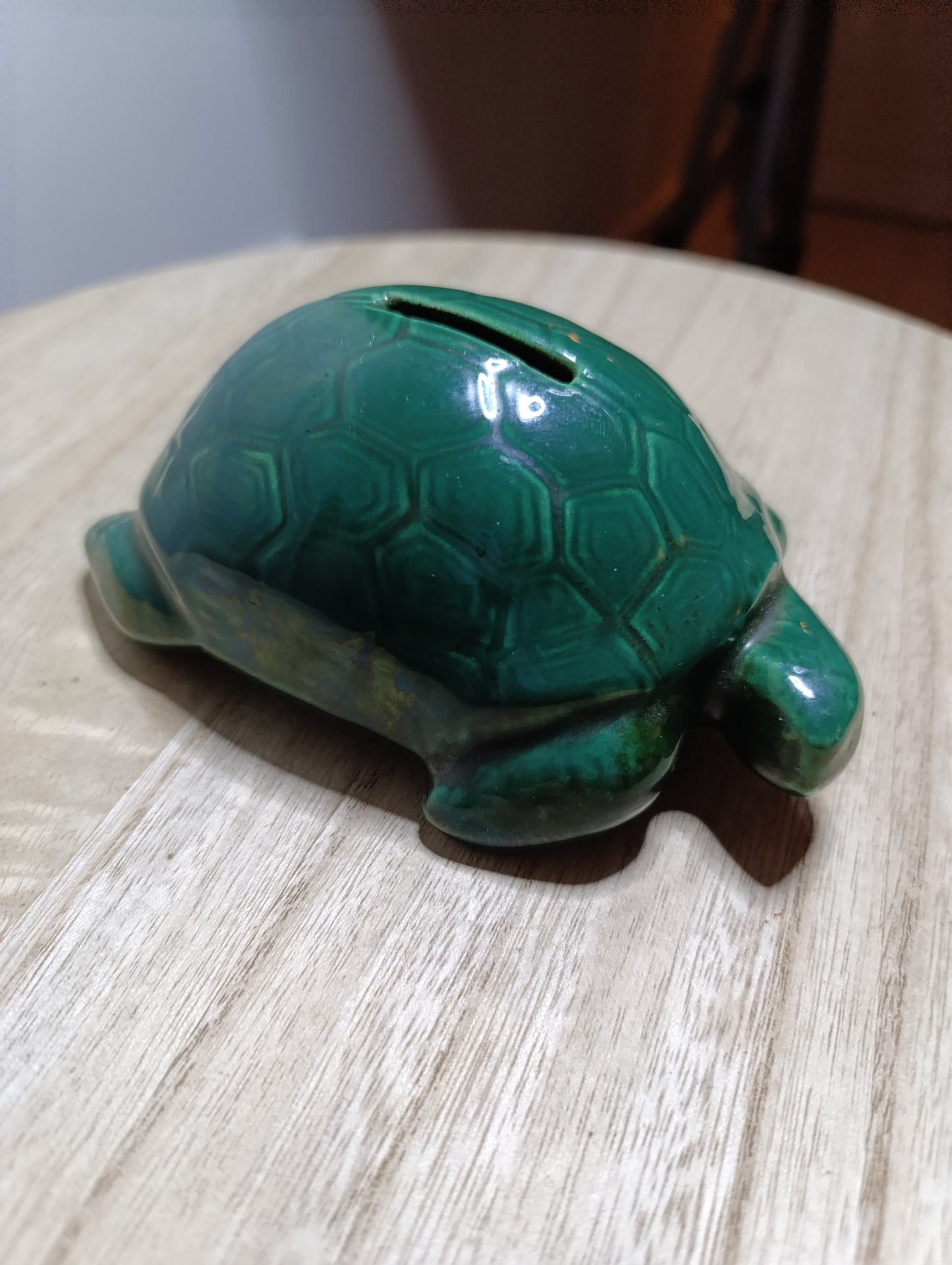 Tirelire tortue en faïence barbotine – à casser – années 50