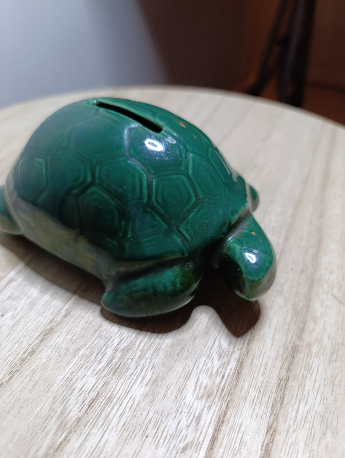 Tirelire tortue en faïence barbotine – à casser – années 50