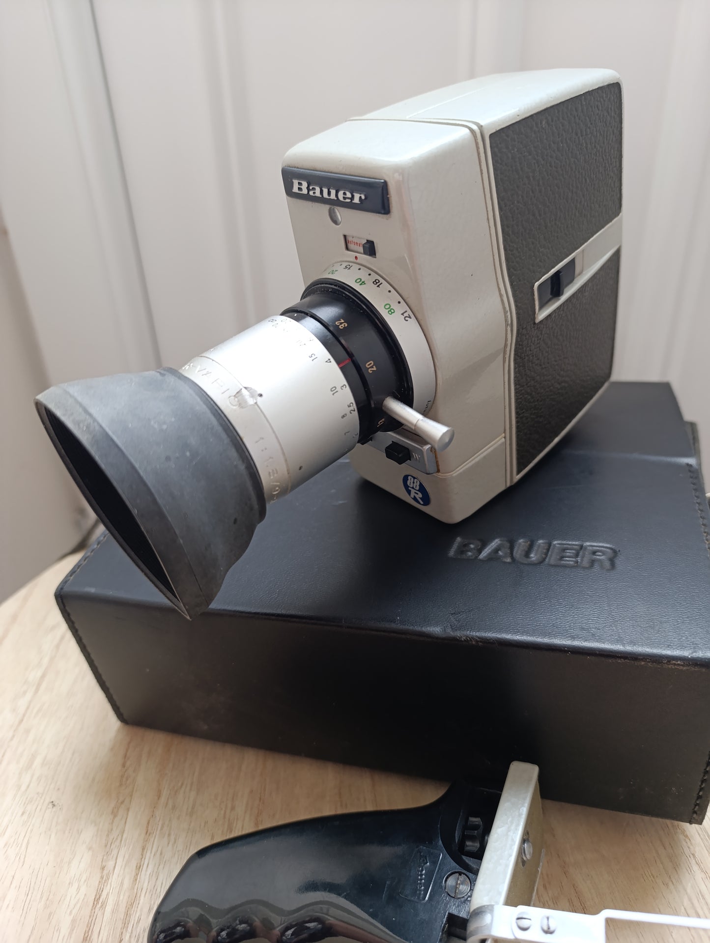 Caméra vintage BAUER C4 Super 8 avec poignée et mallette rigide