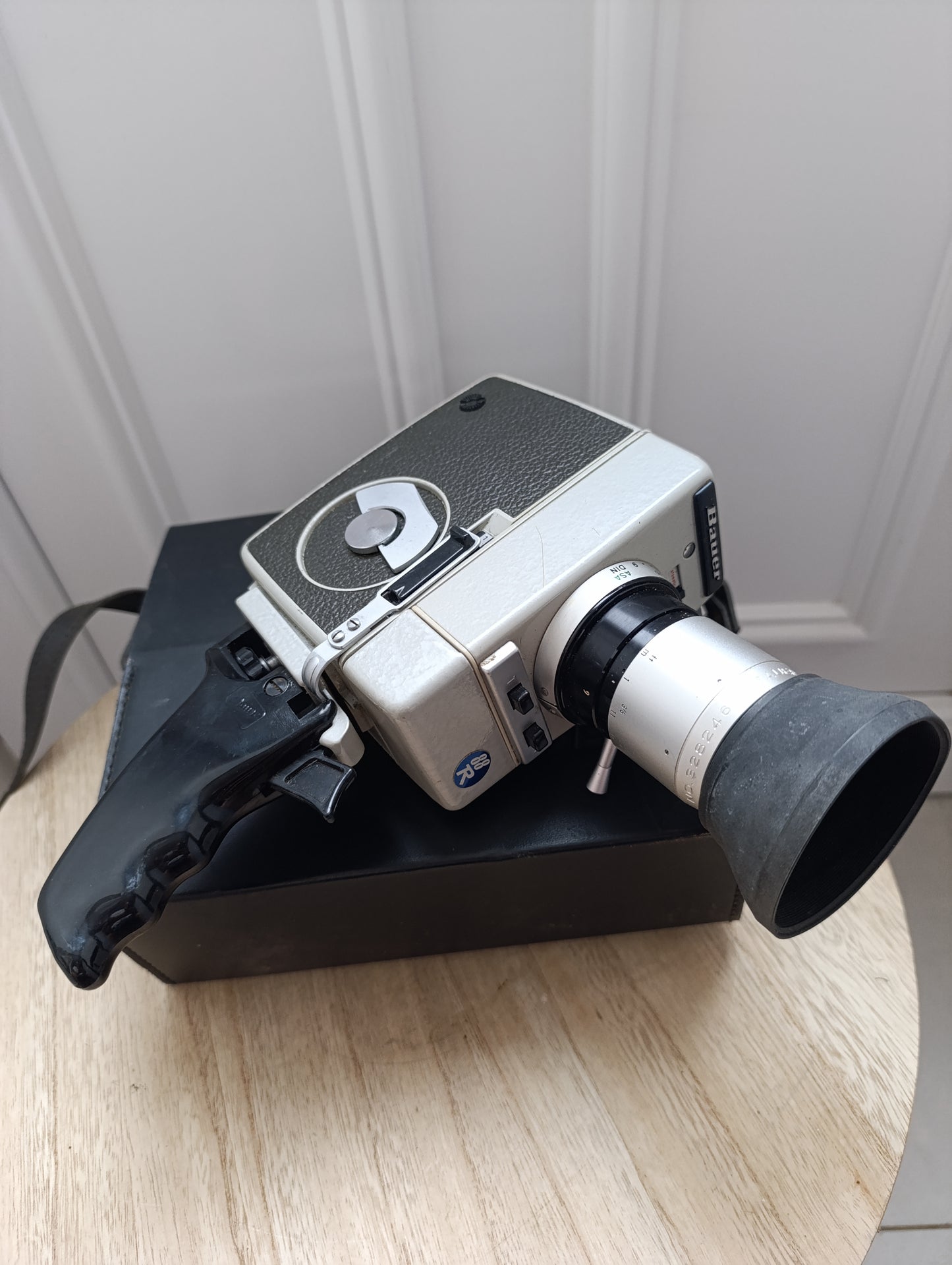 Caméra vintage BAUER C4 Super 8 avec poignée et mallette rigide