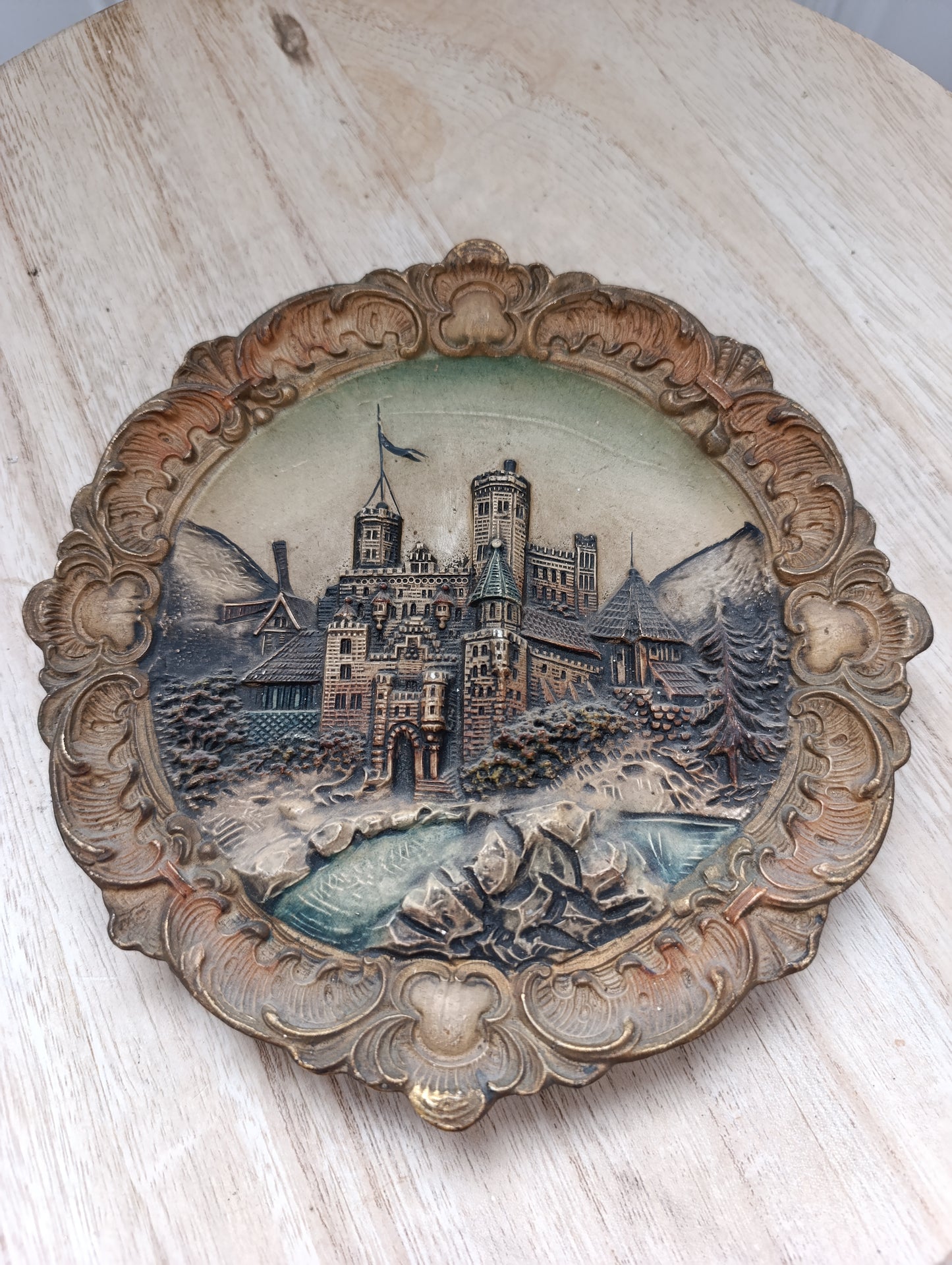 Lot de 2 plats muraux en plâtre moulé – Châteaux anciens reliefs 3D