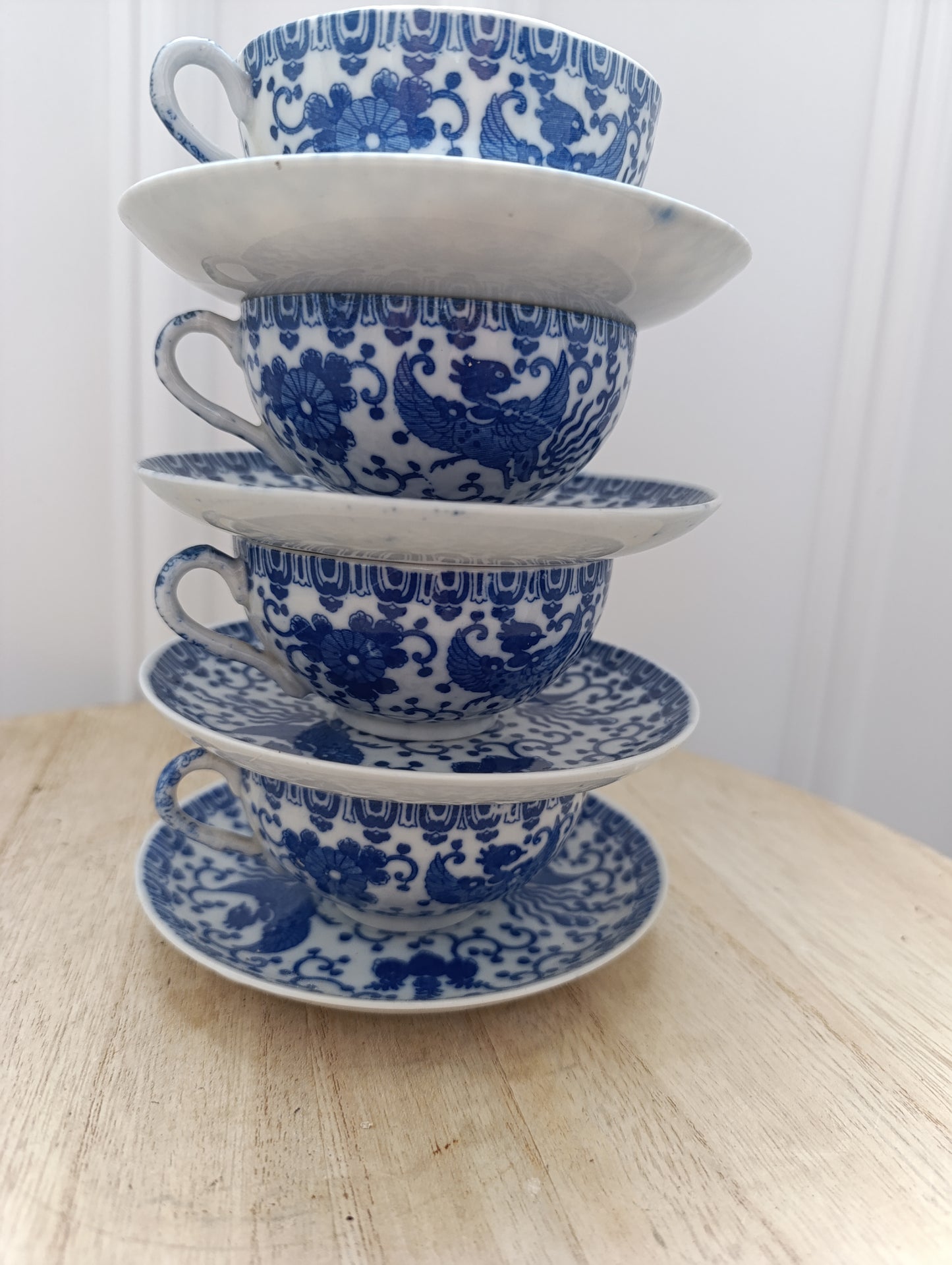 Service de 4 tasses et soucoupes en porcelaine blanche à motifs bleus chinoisants