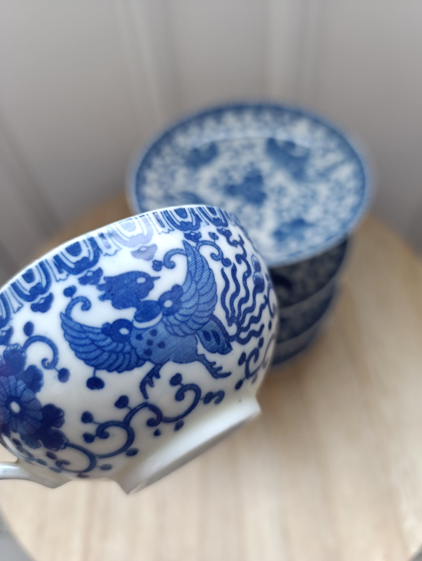 Service de 4 tasses et soucoupes en porcelaine blanche à motifs bleus chinoisants